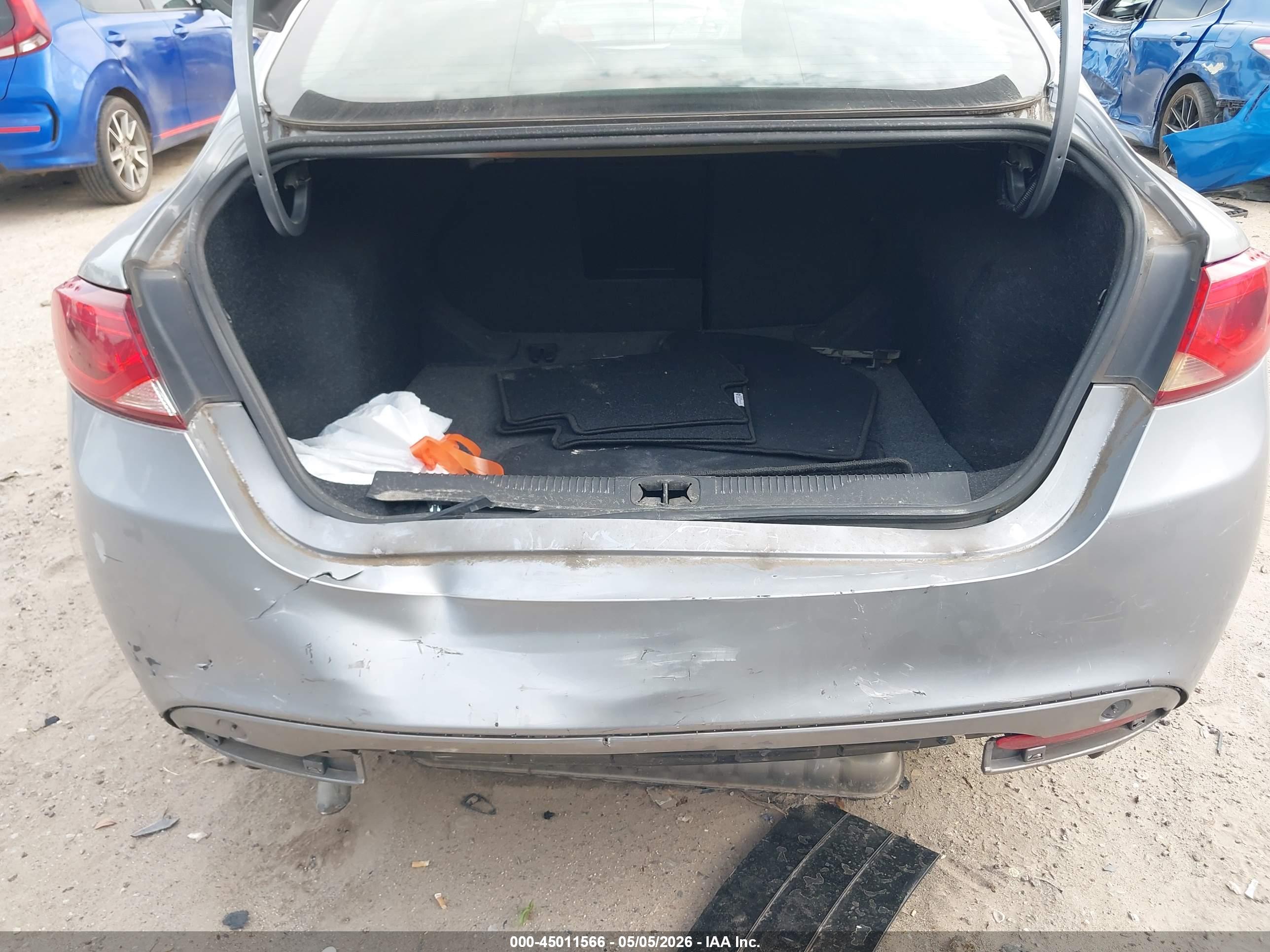 CHRYSLER 200 image 6