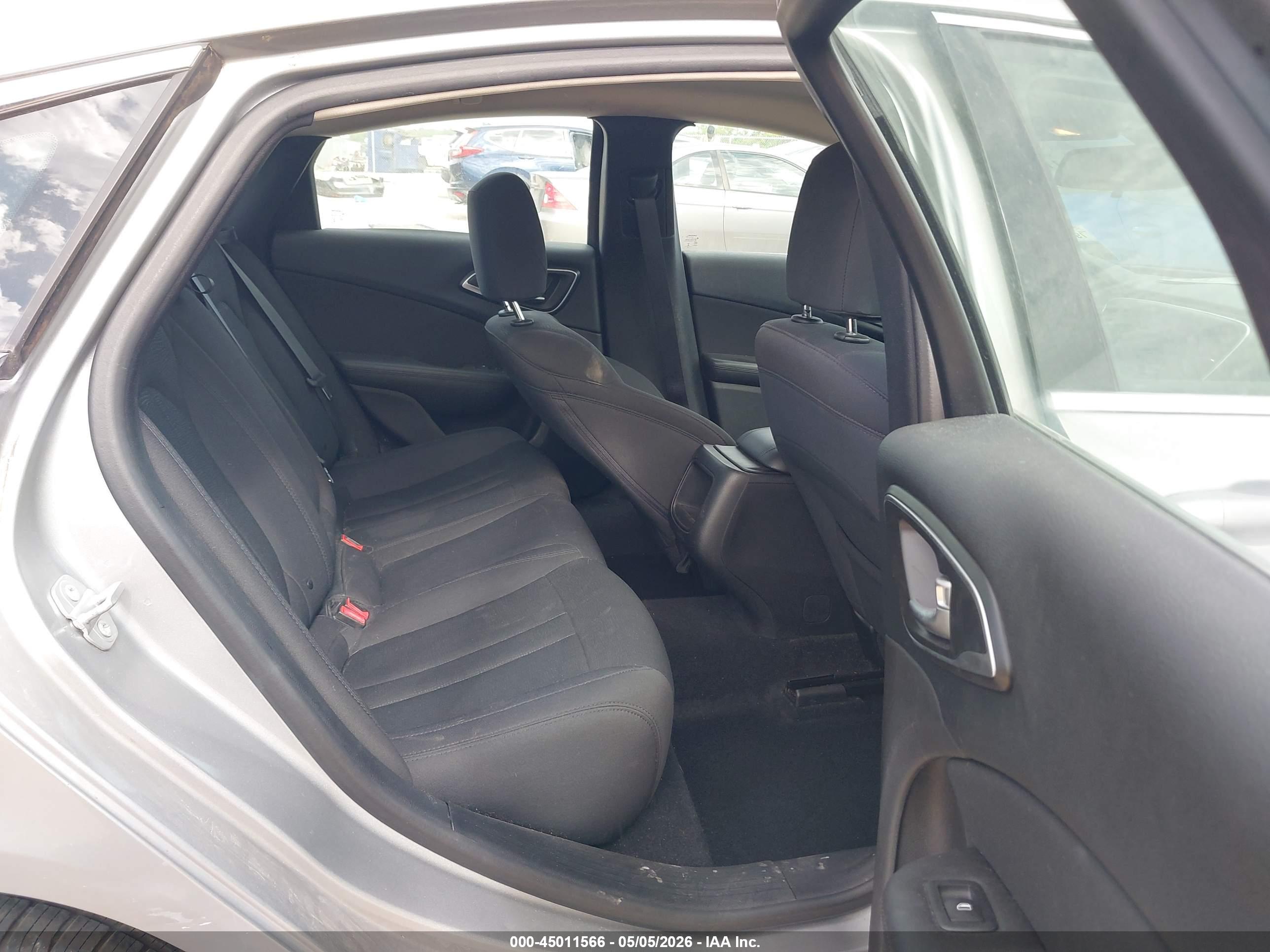 CHRYSLER 200 image 8