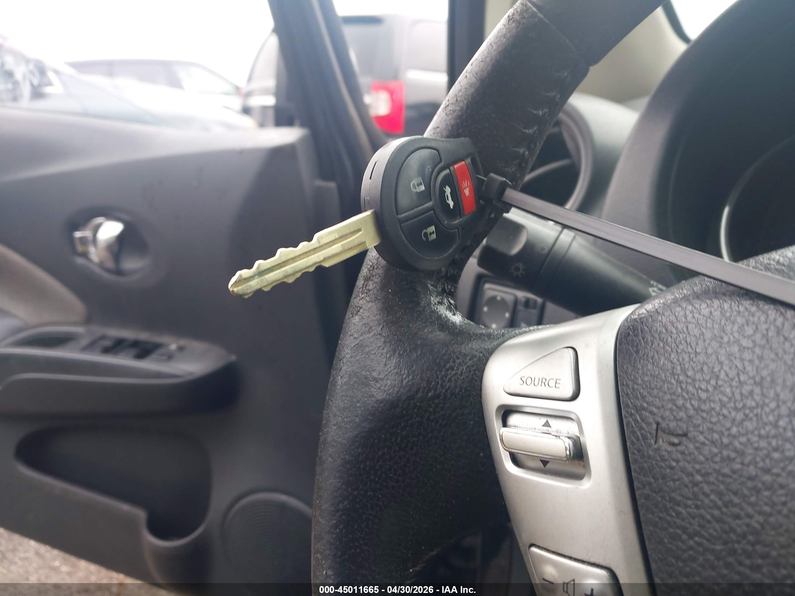 NISSAN VERSA image 11