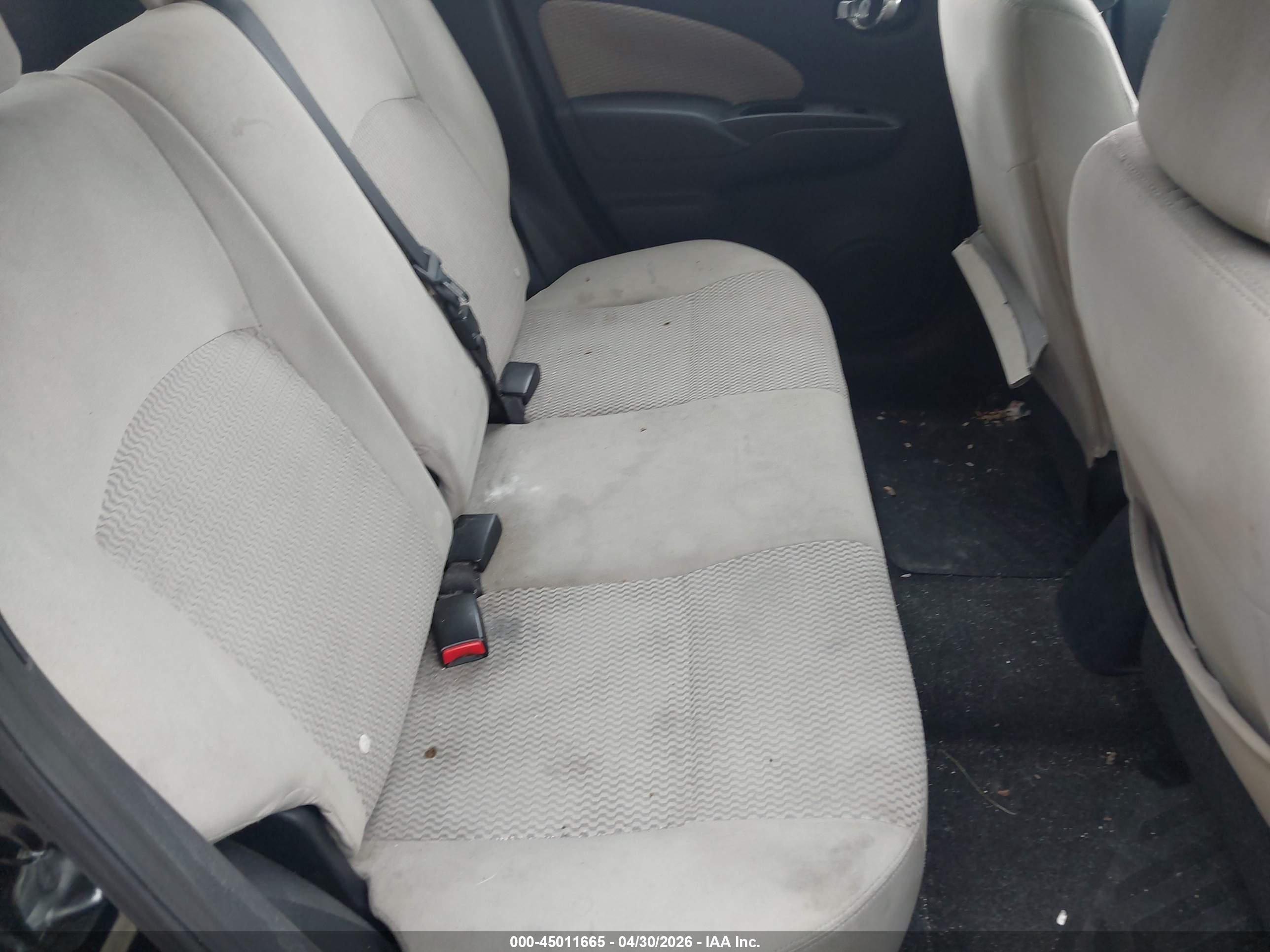 NISSAN VERSA image 8