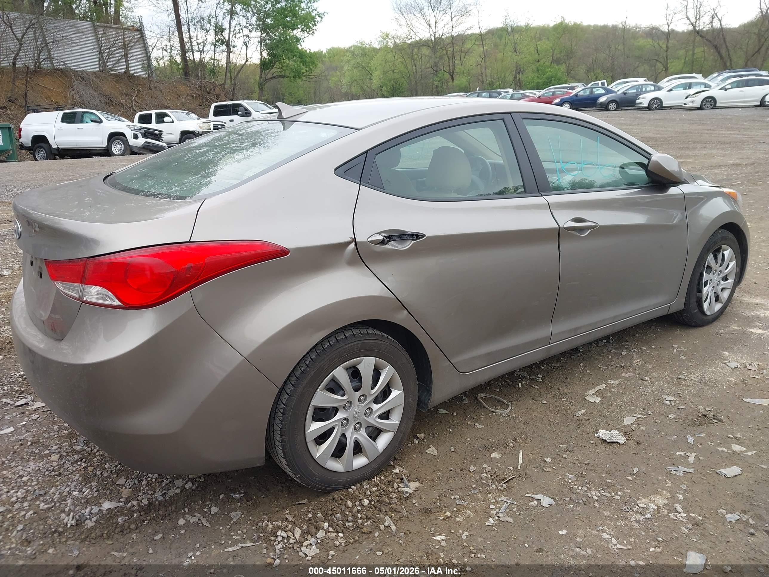 HYUNDAI ELANTRA image 4