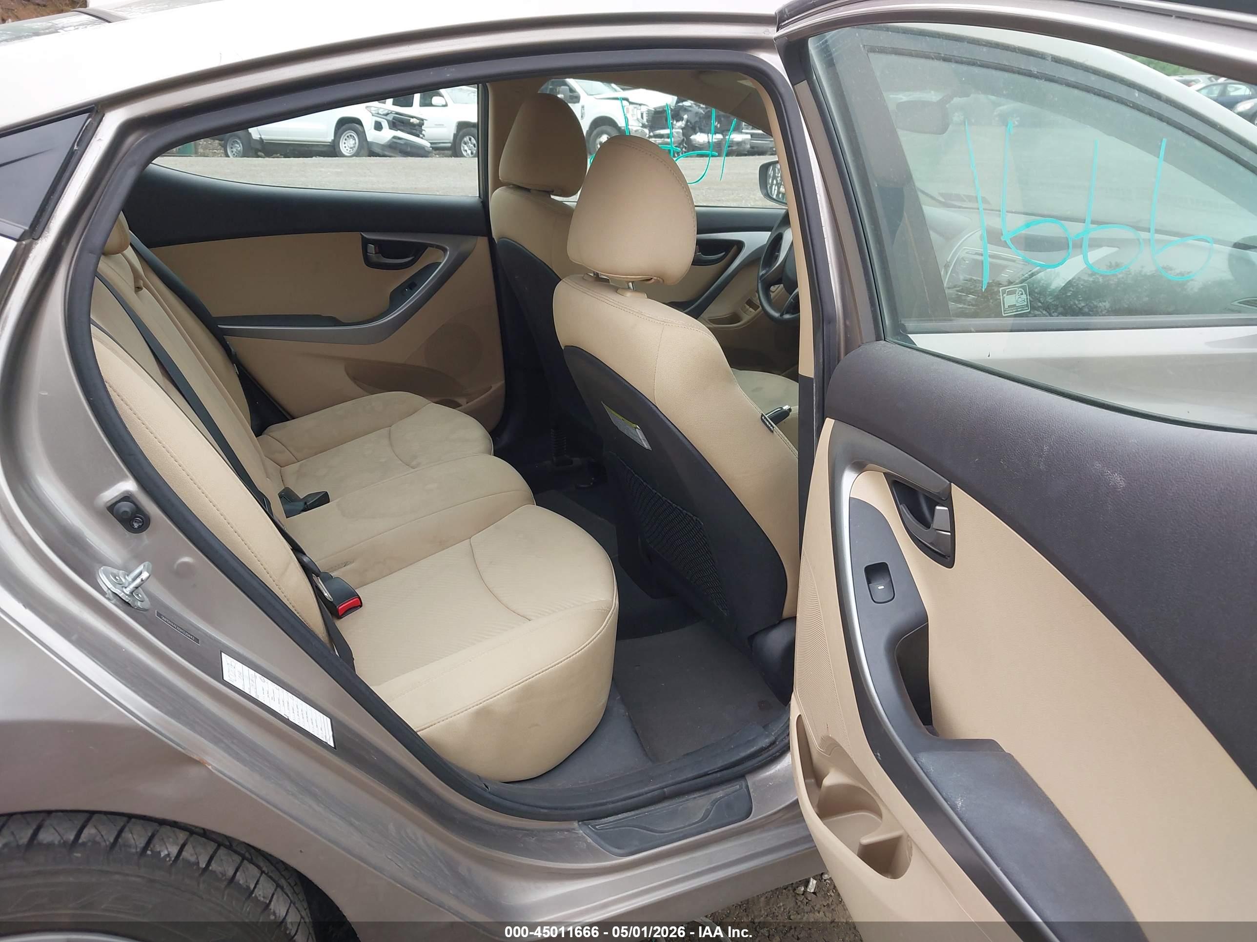 HYUNDAI ELANTRA image 8