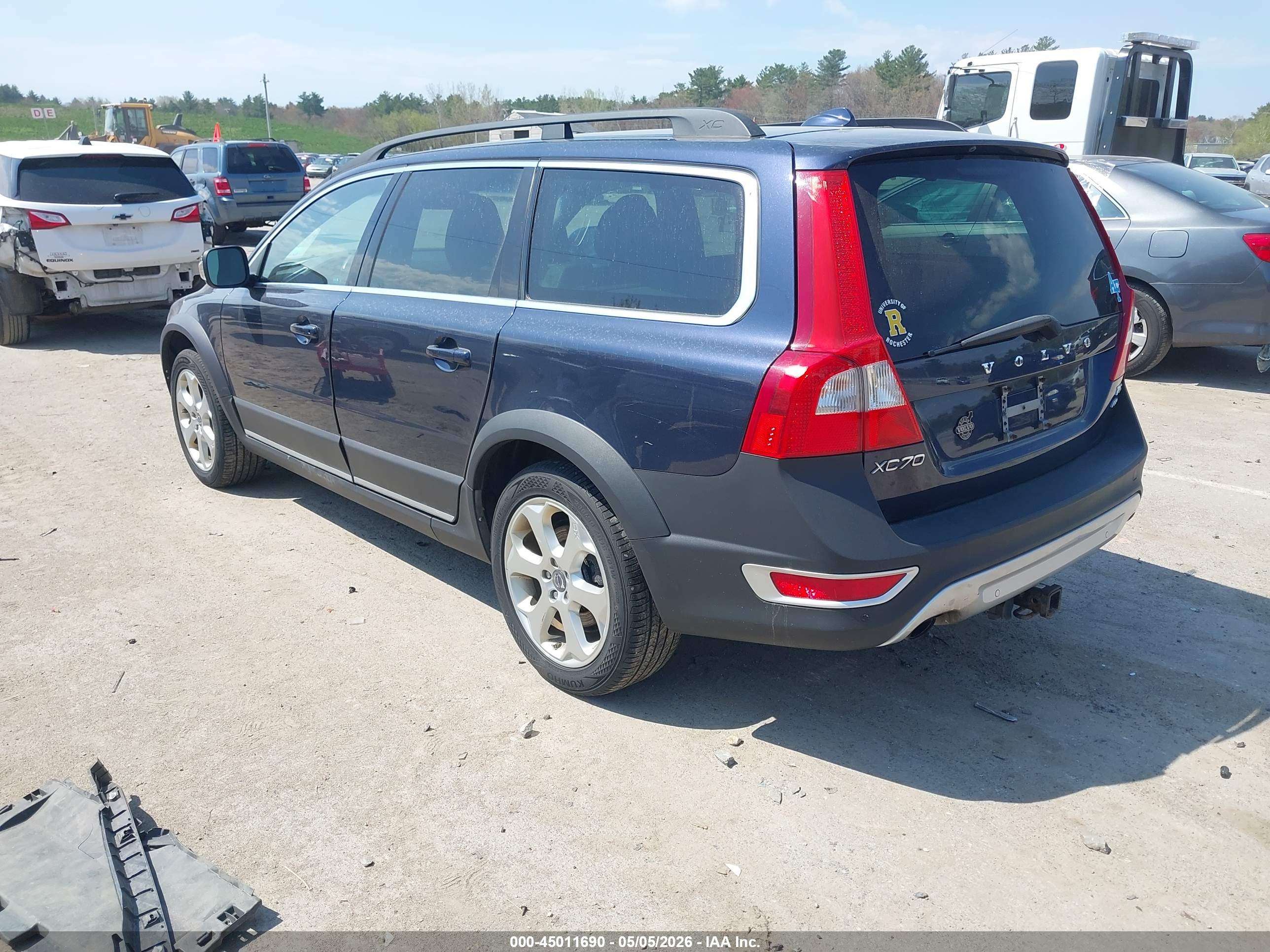 VOLVO XC70 image 3