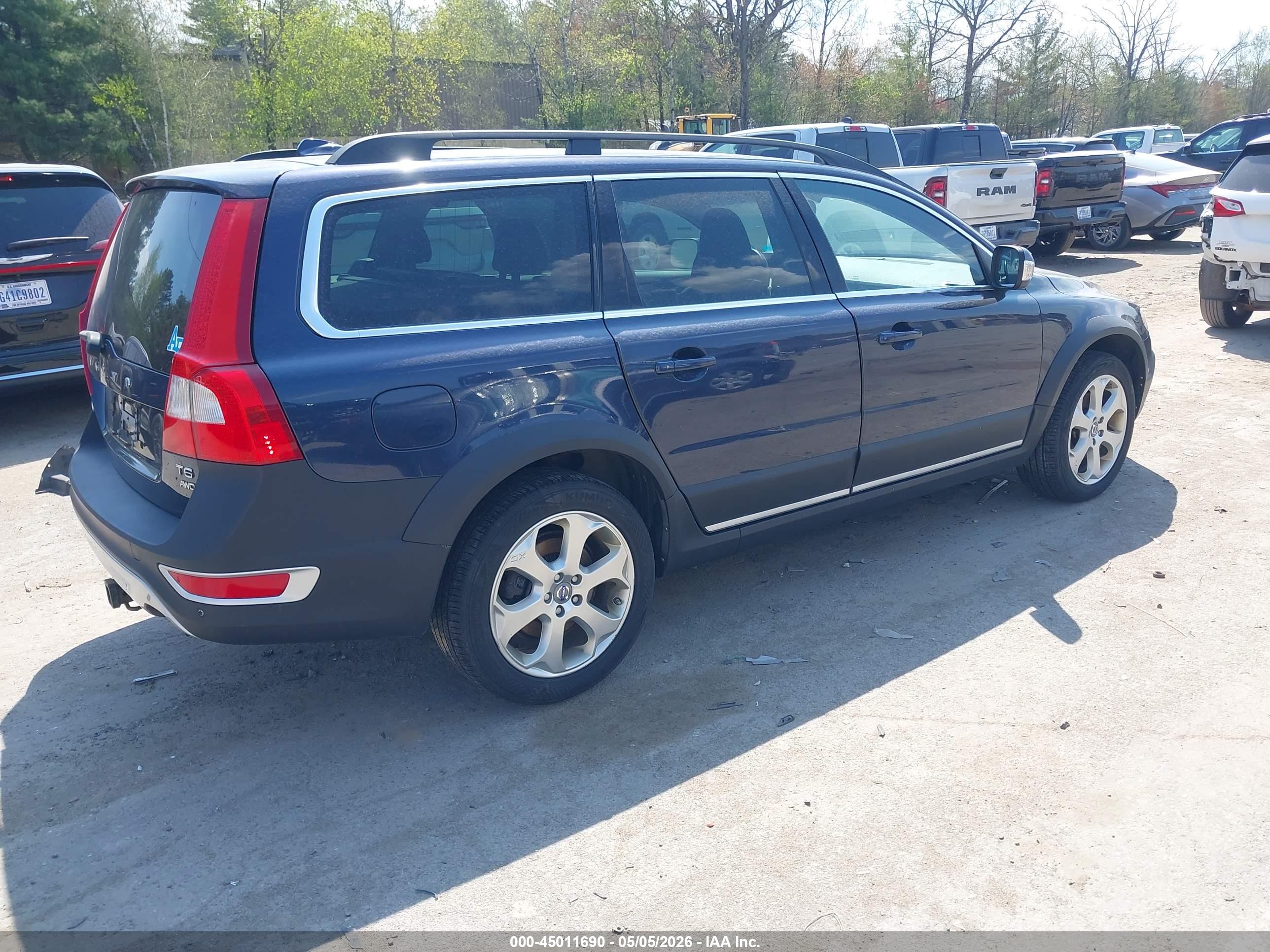 VOLVO XC70 image 4