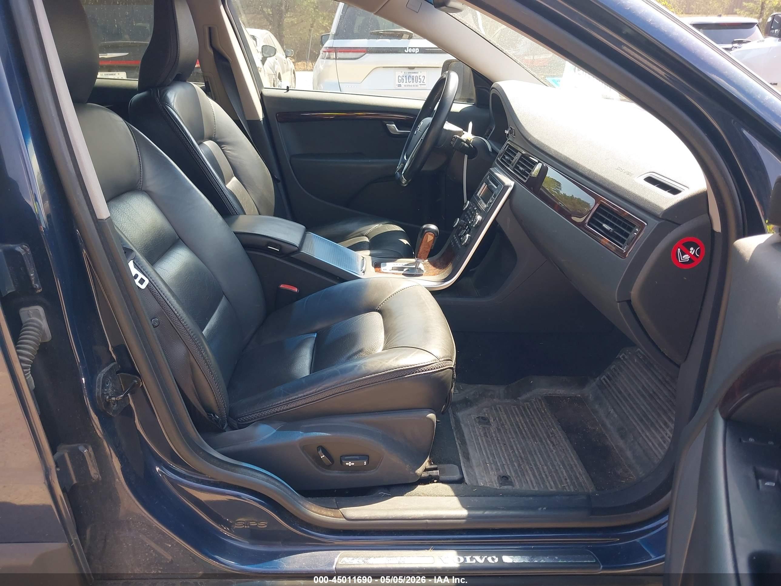 VOLVO XC70 image 5