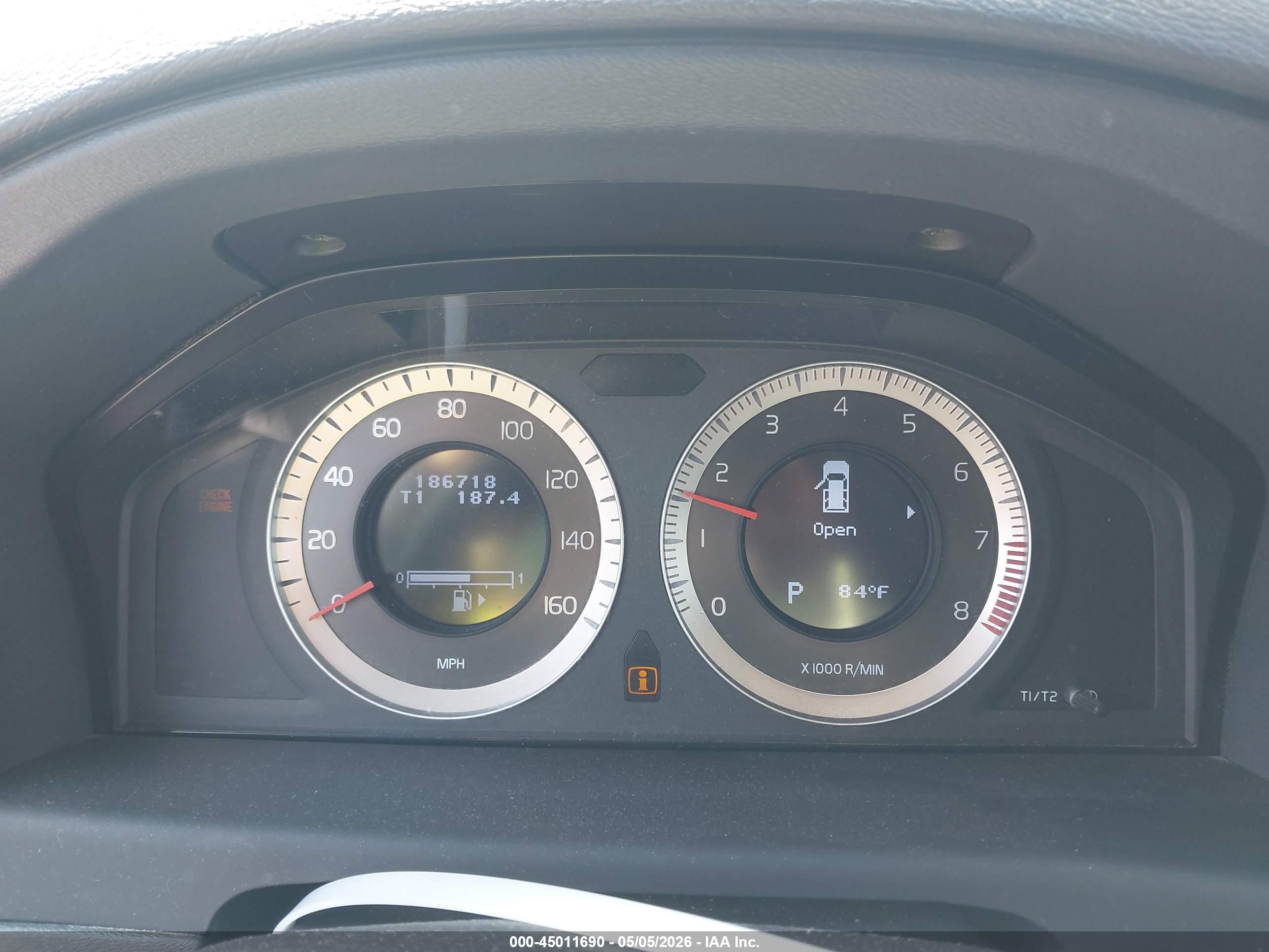 VOLVO XC70 image 7