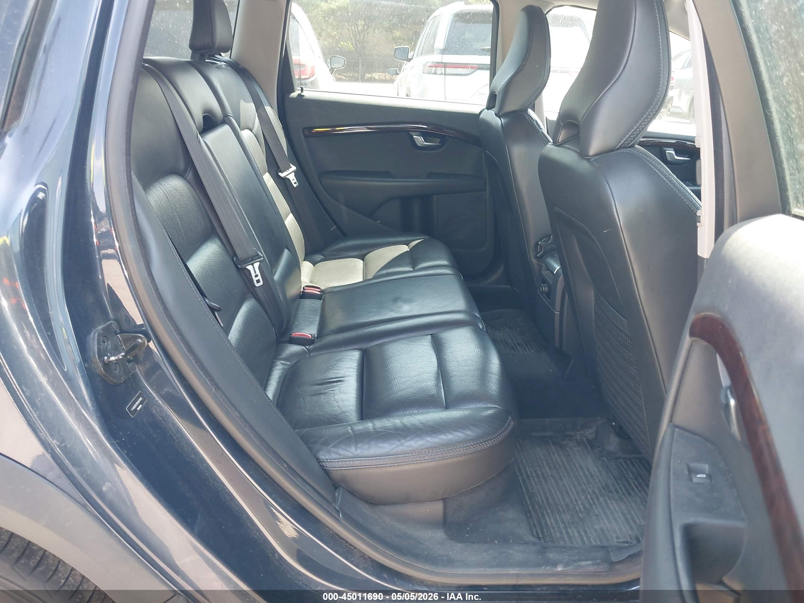 VOLVO XC70 image 8