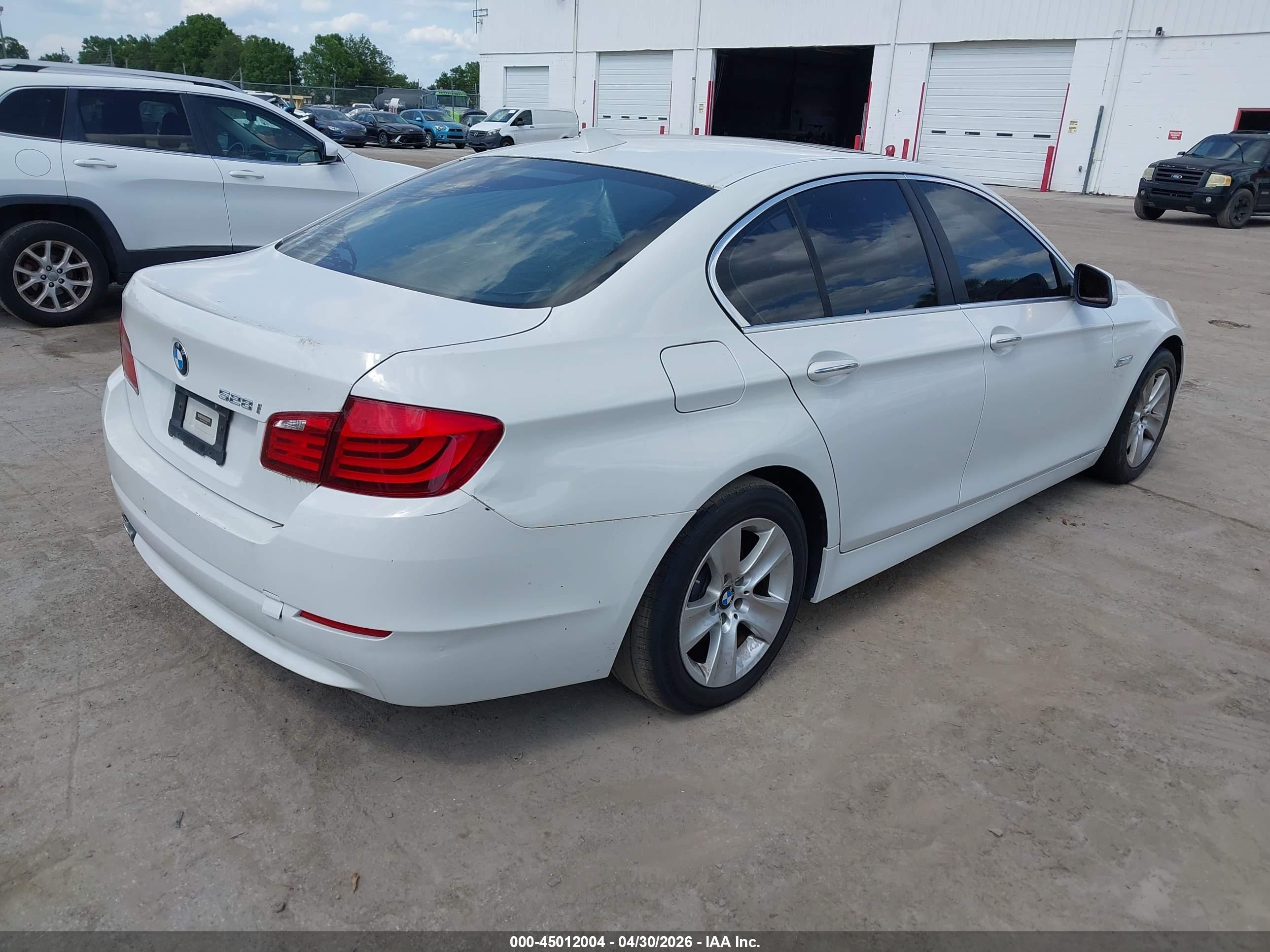 BMW 528I image 4