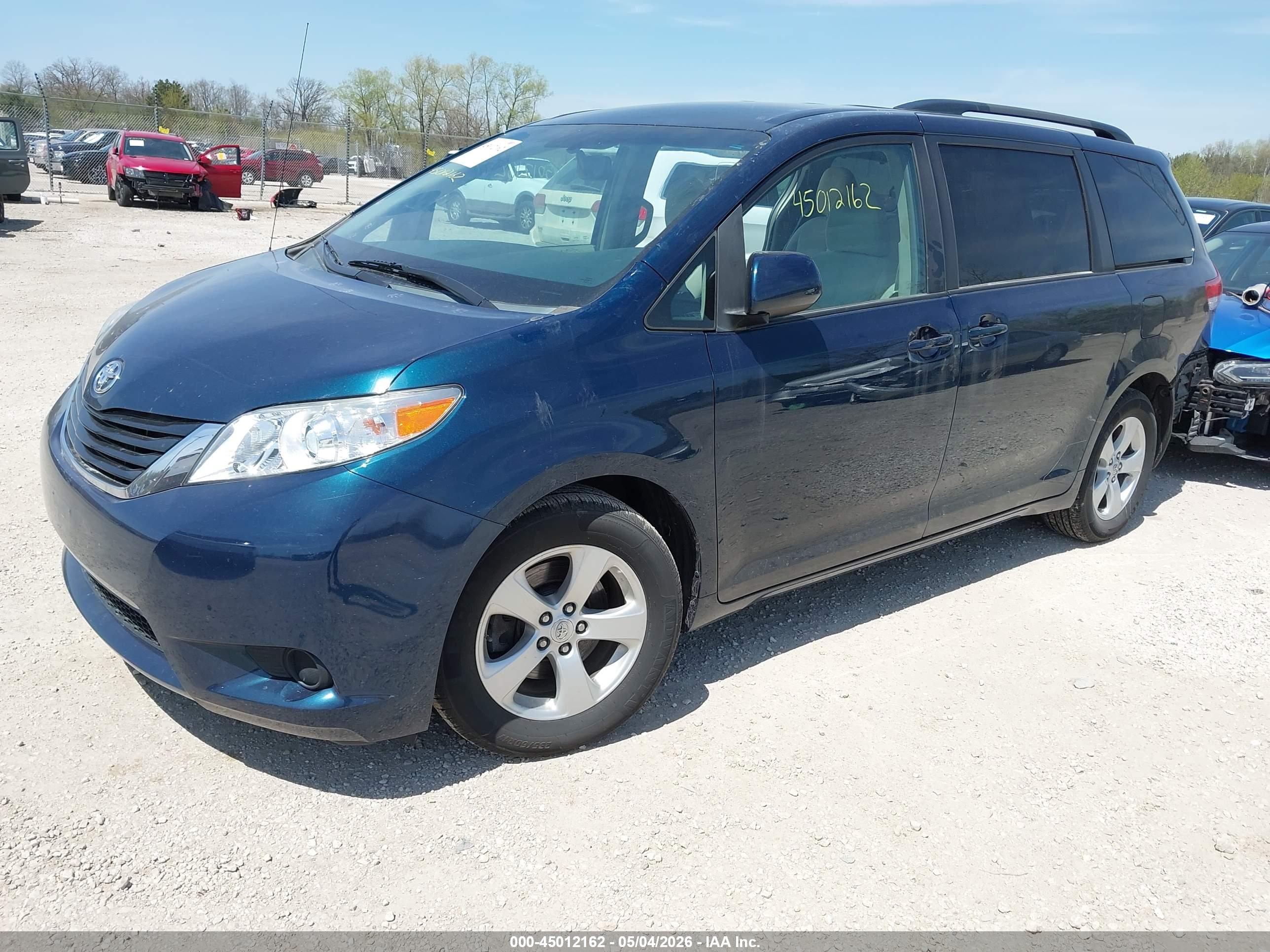 TOYOTA SIENNA image 2