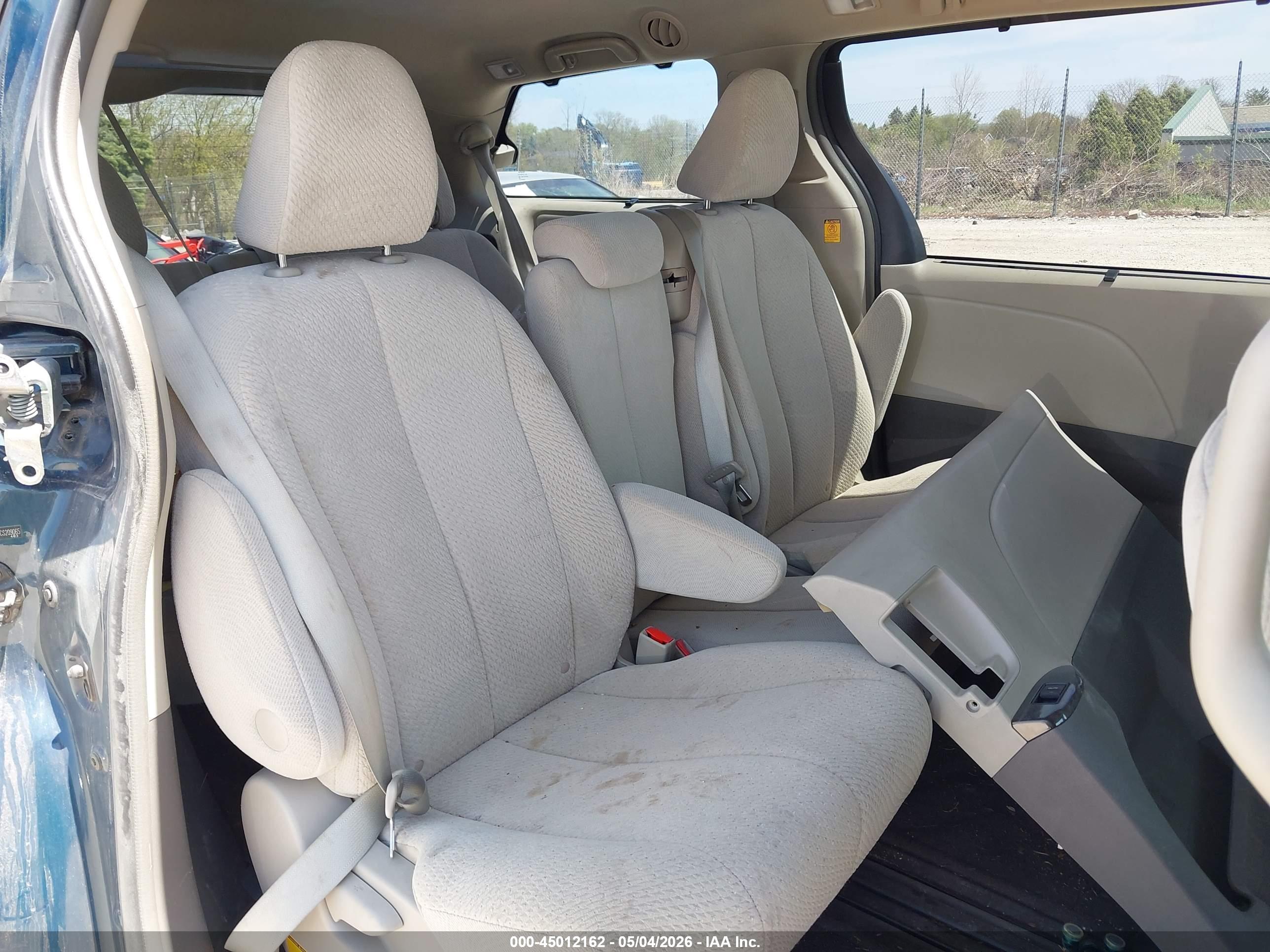 TOYOTA SIENNA image 8