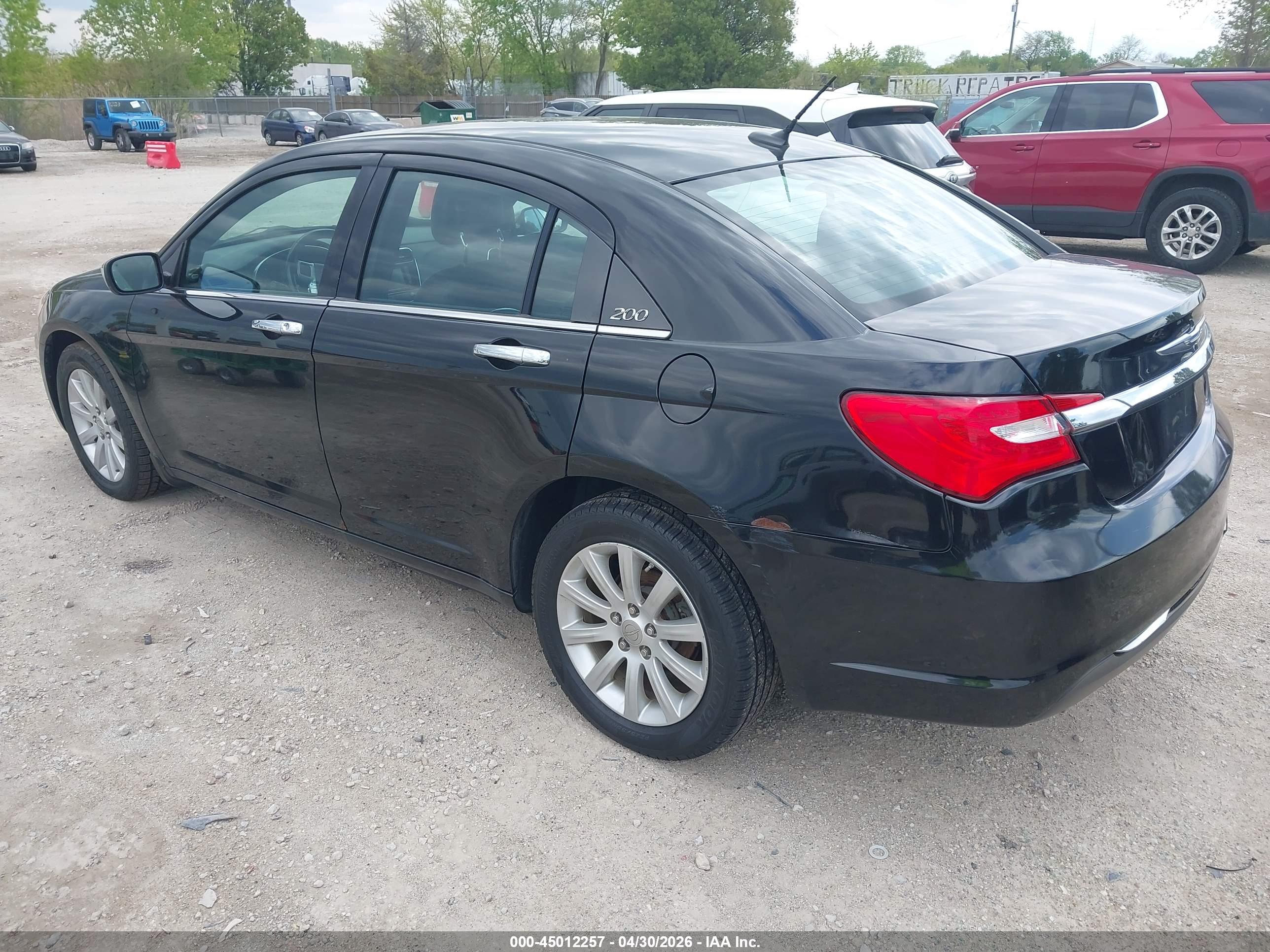 CHRYSLER 200 image 3