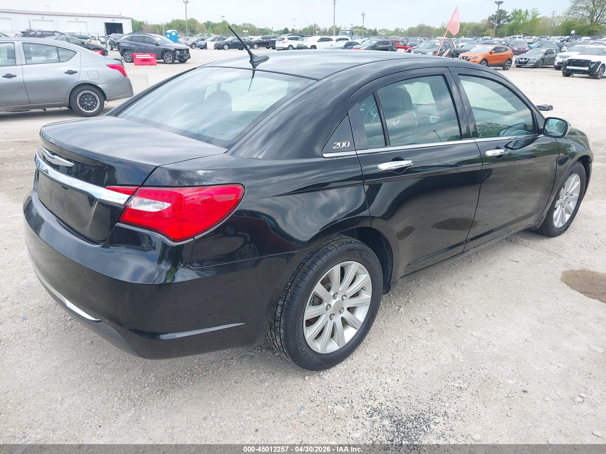 CHRYSLER 200 image 4