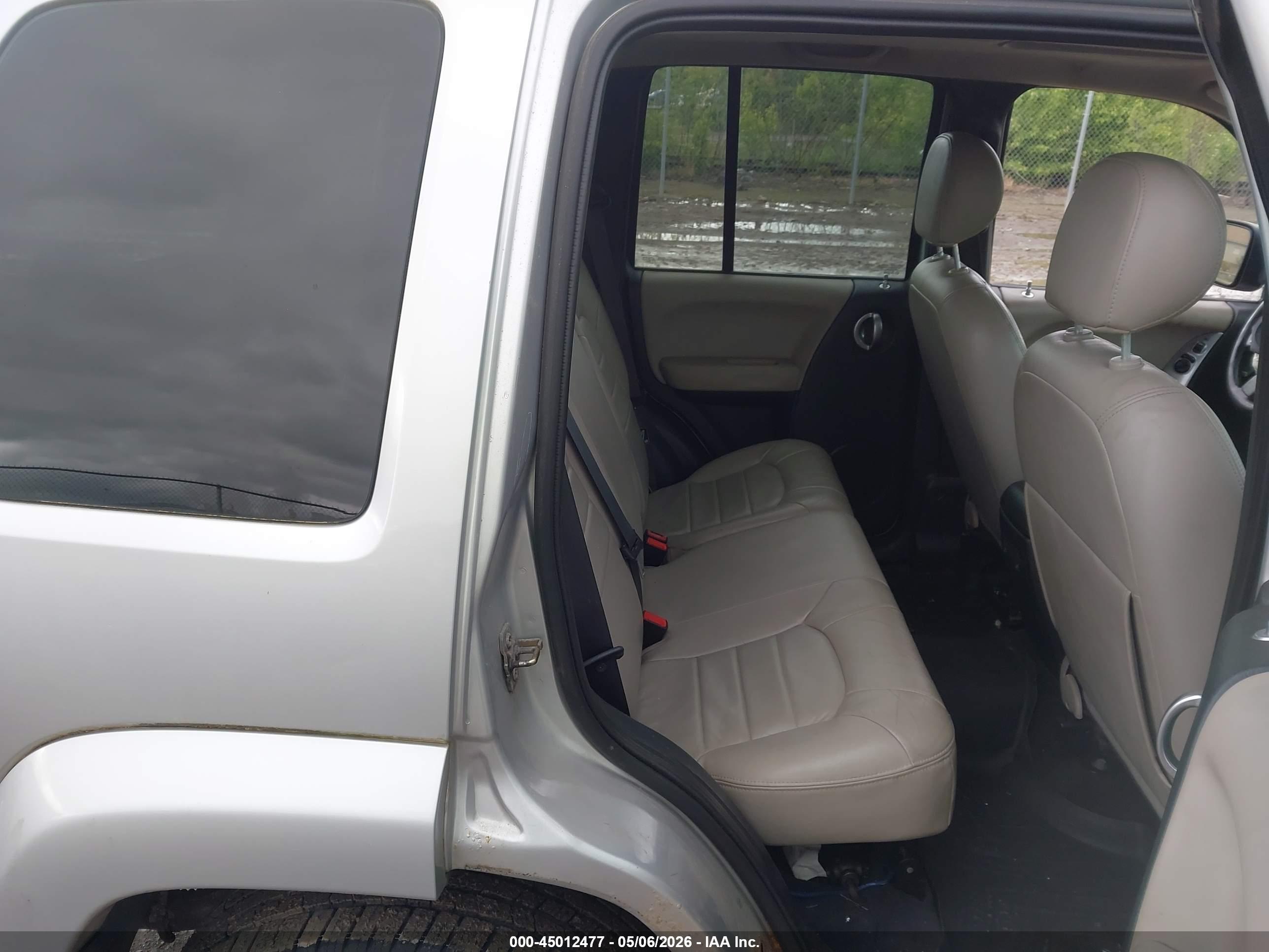JEEP LIBERTY image 8
