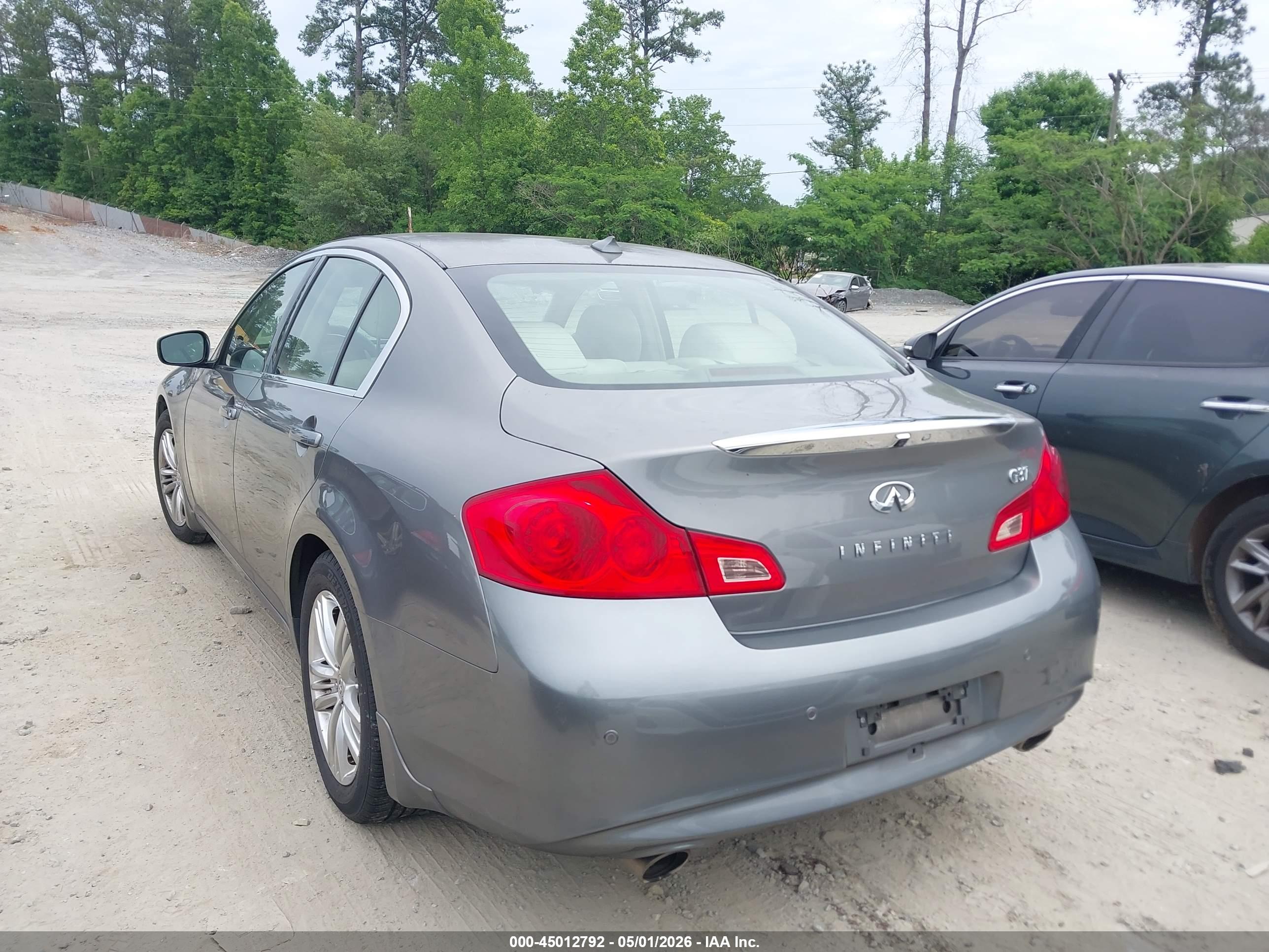 INFINITI G37 image 3