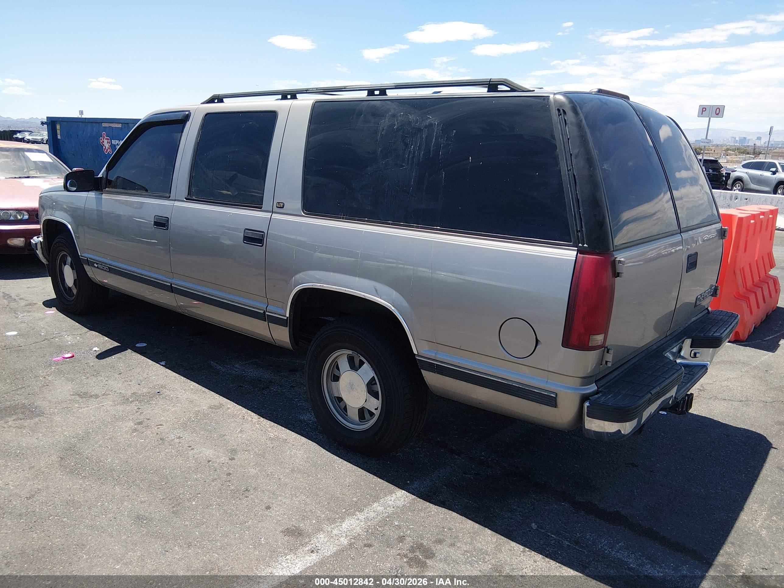 CHEVROLET SUBURBAN image 3