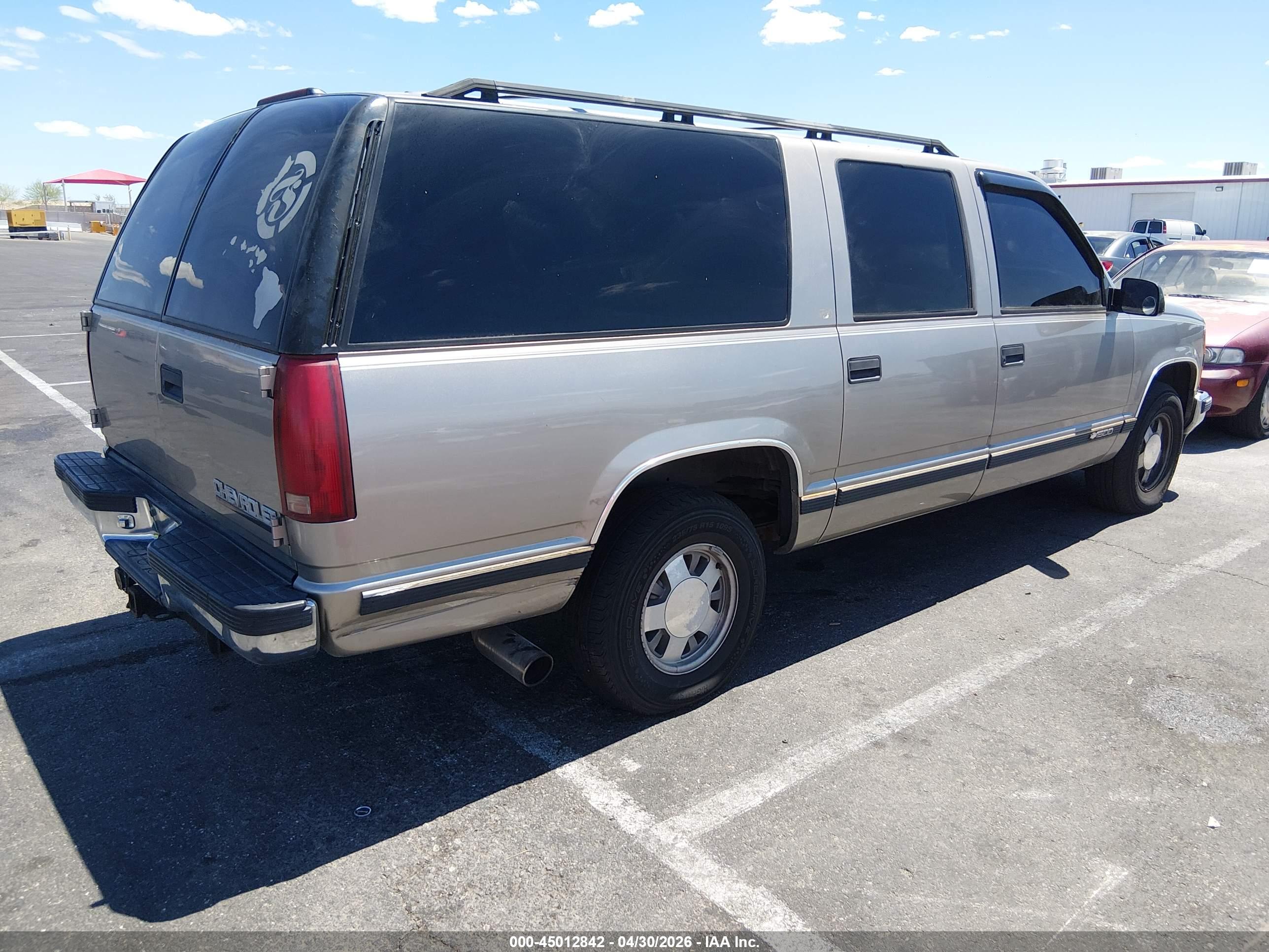 CHEVROLET SUBURBAN image 4