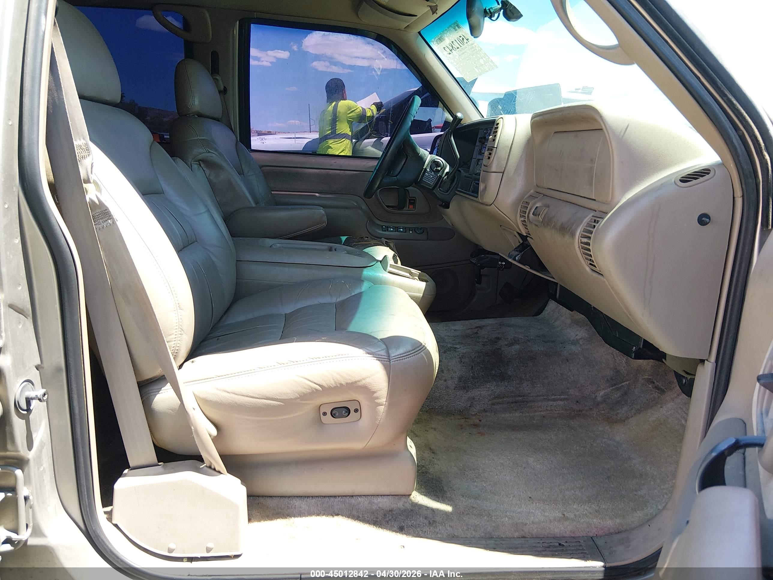 CHEVROLET SUBURBAN image 5