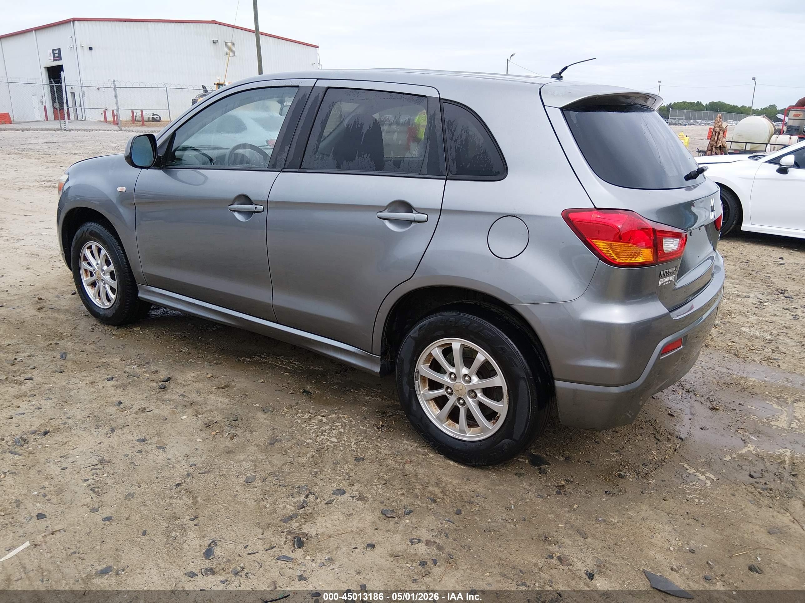 MITSUBISHI OUTLANDER image 3