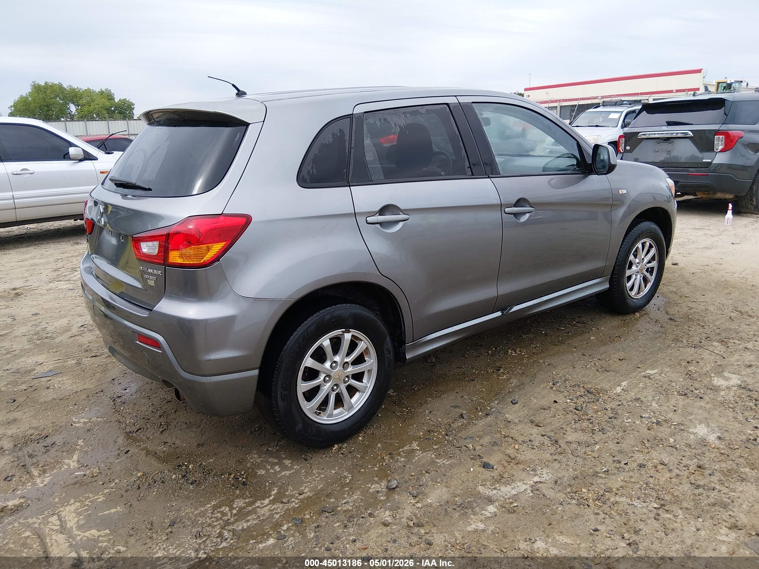 MITSUBISHI OUTLANDER image 4