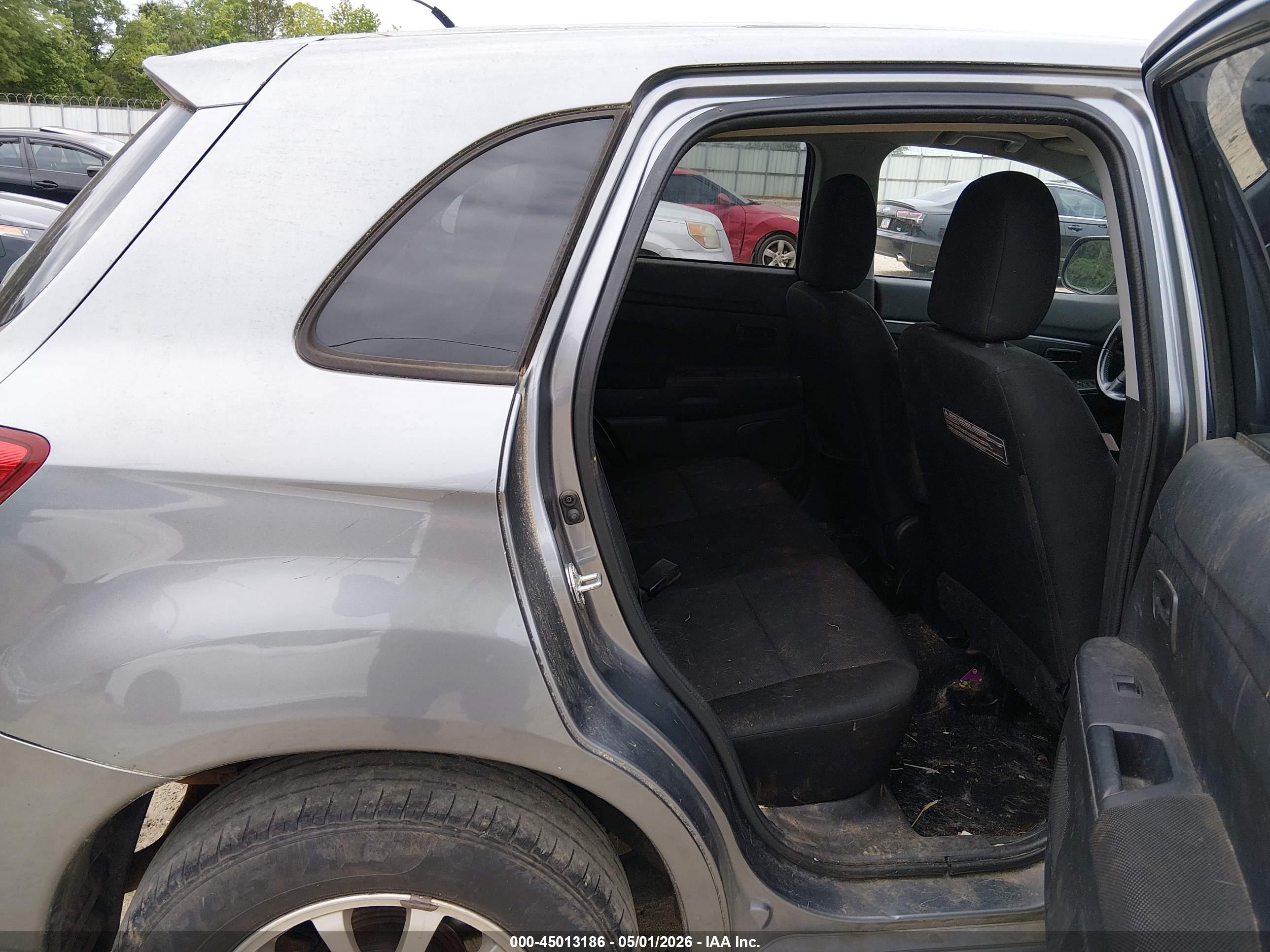 MITSUBISHI OUTLANDER image 8
