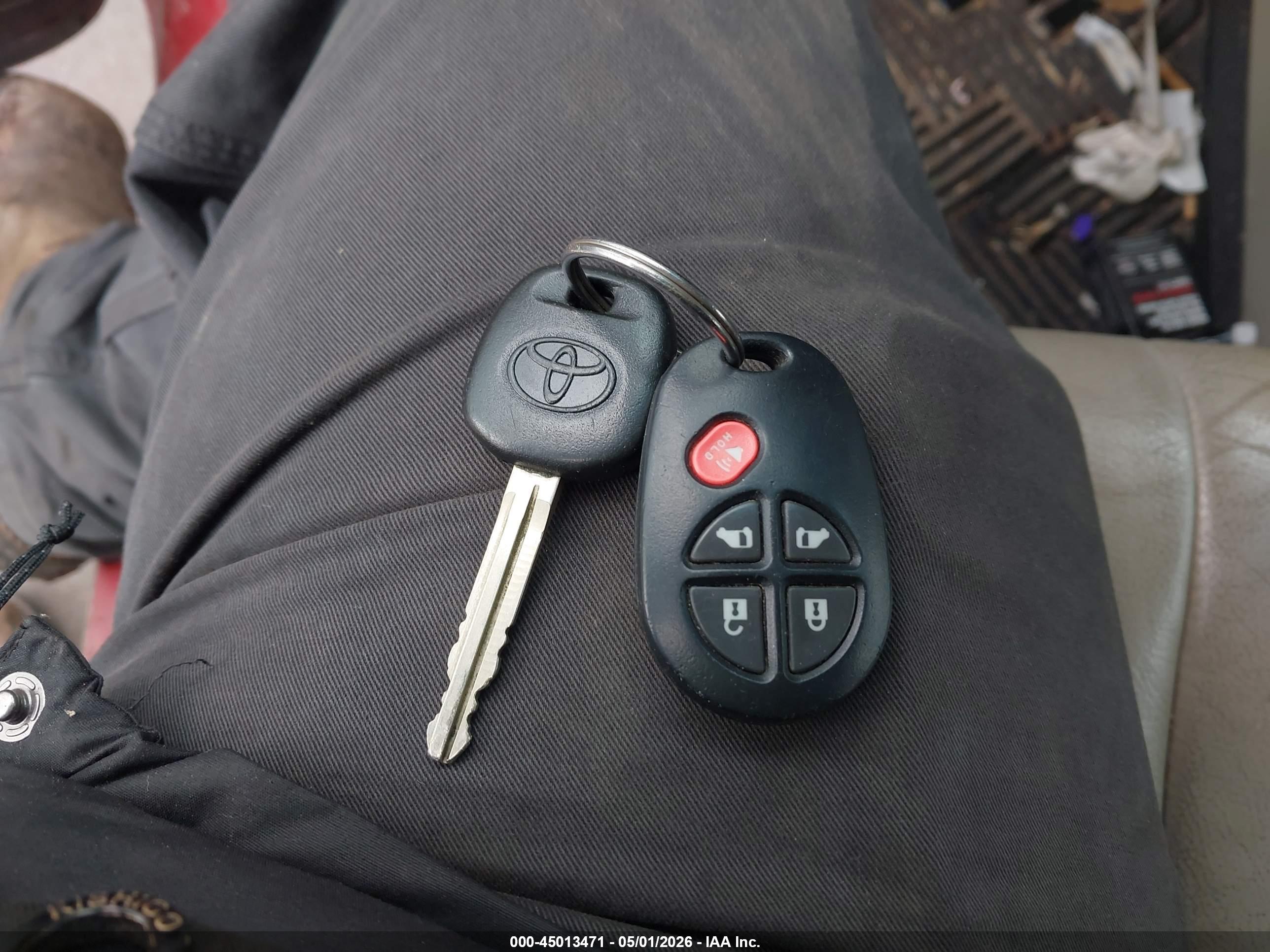 TOYOTA SIENNA image 11