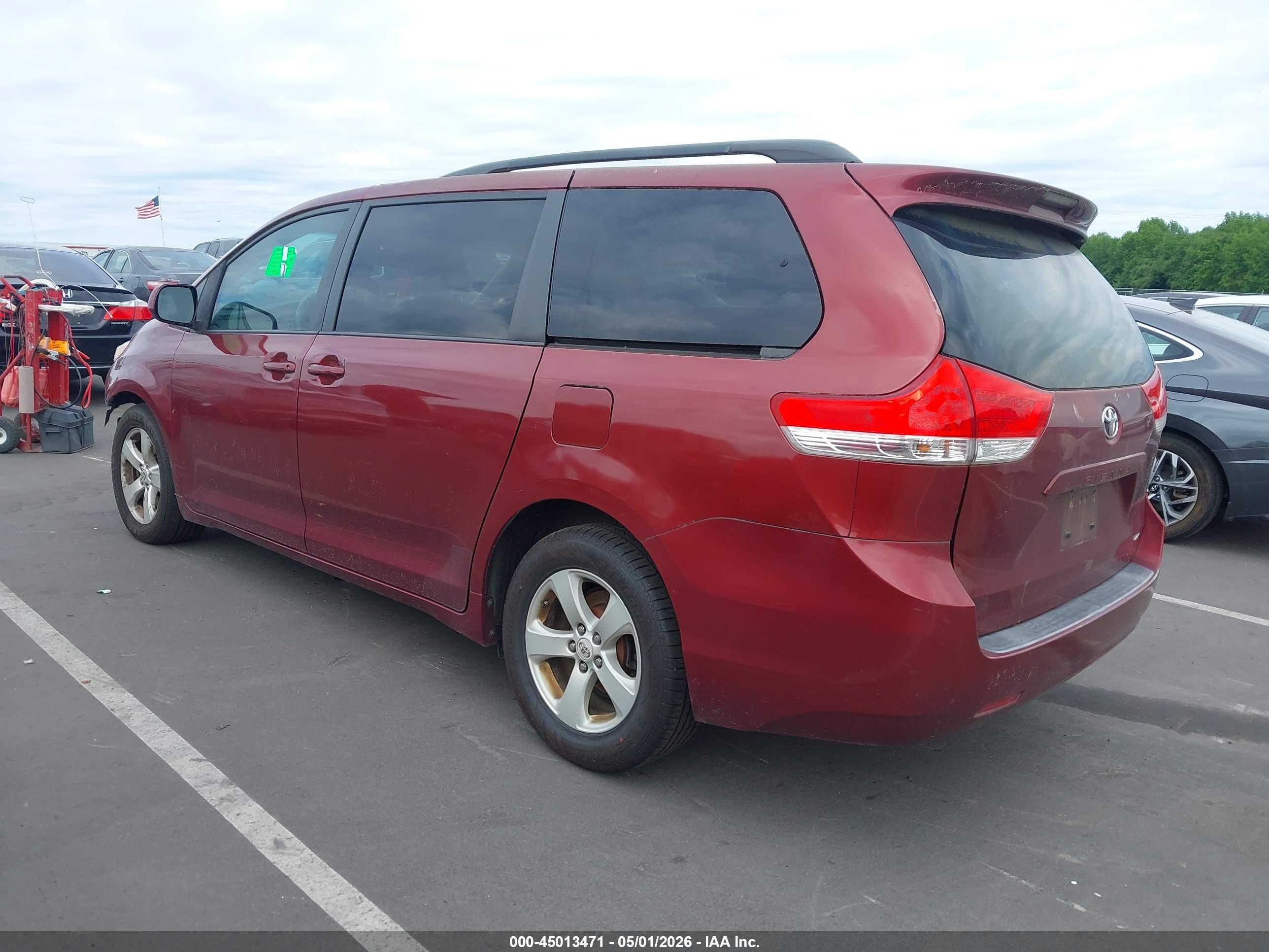 TOYOTA SIENNA image 3