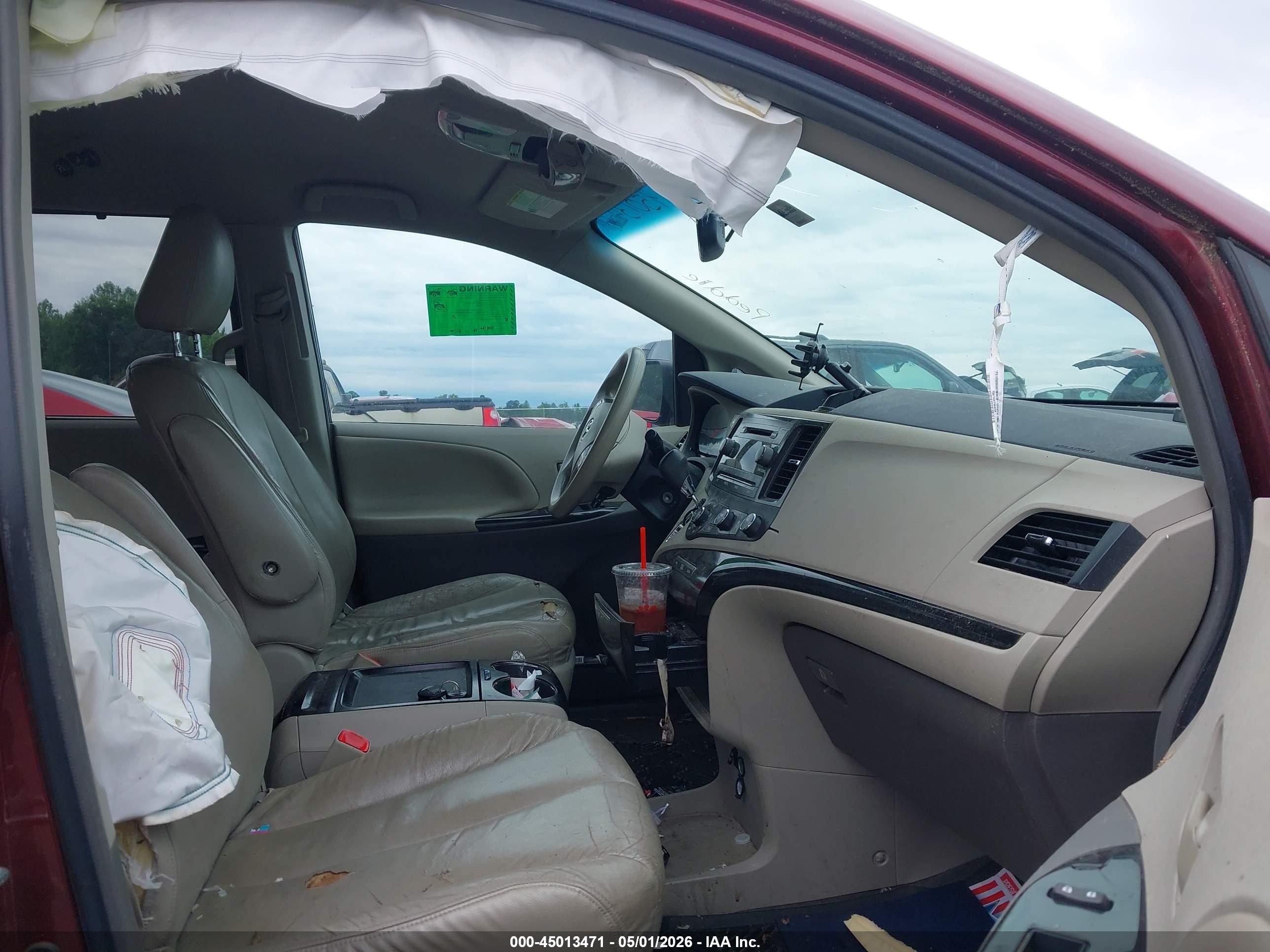 TOYOTA SIENNA image 5