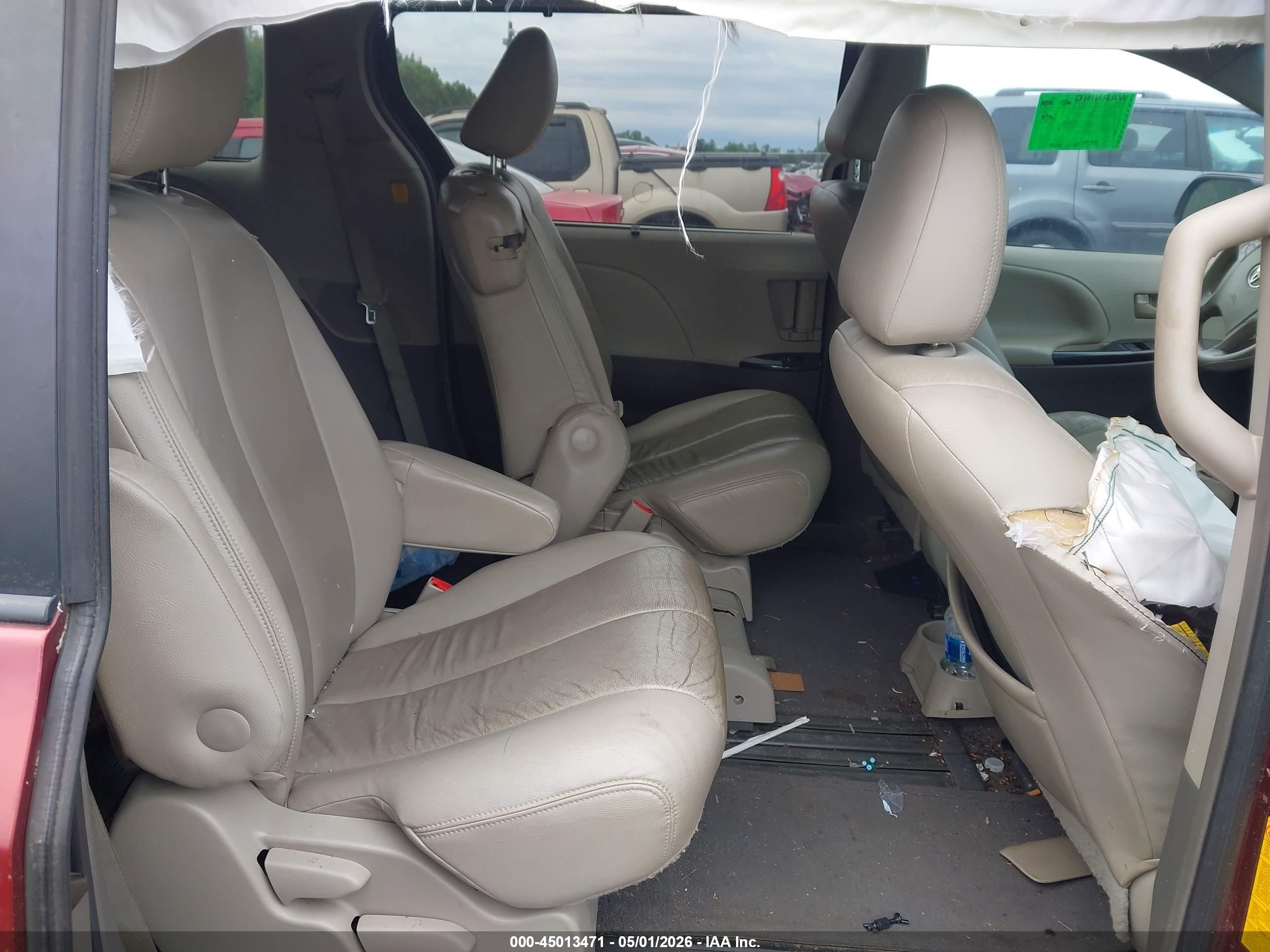 TOYOTA SIENNA image 8