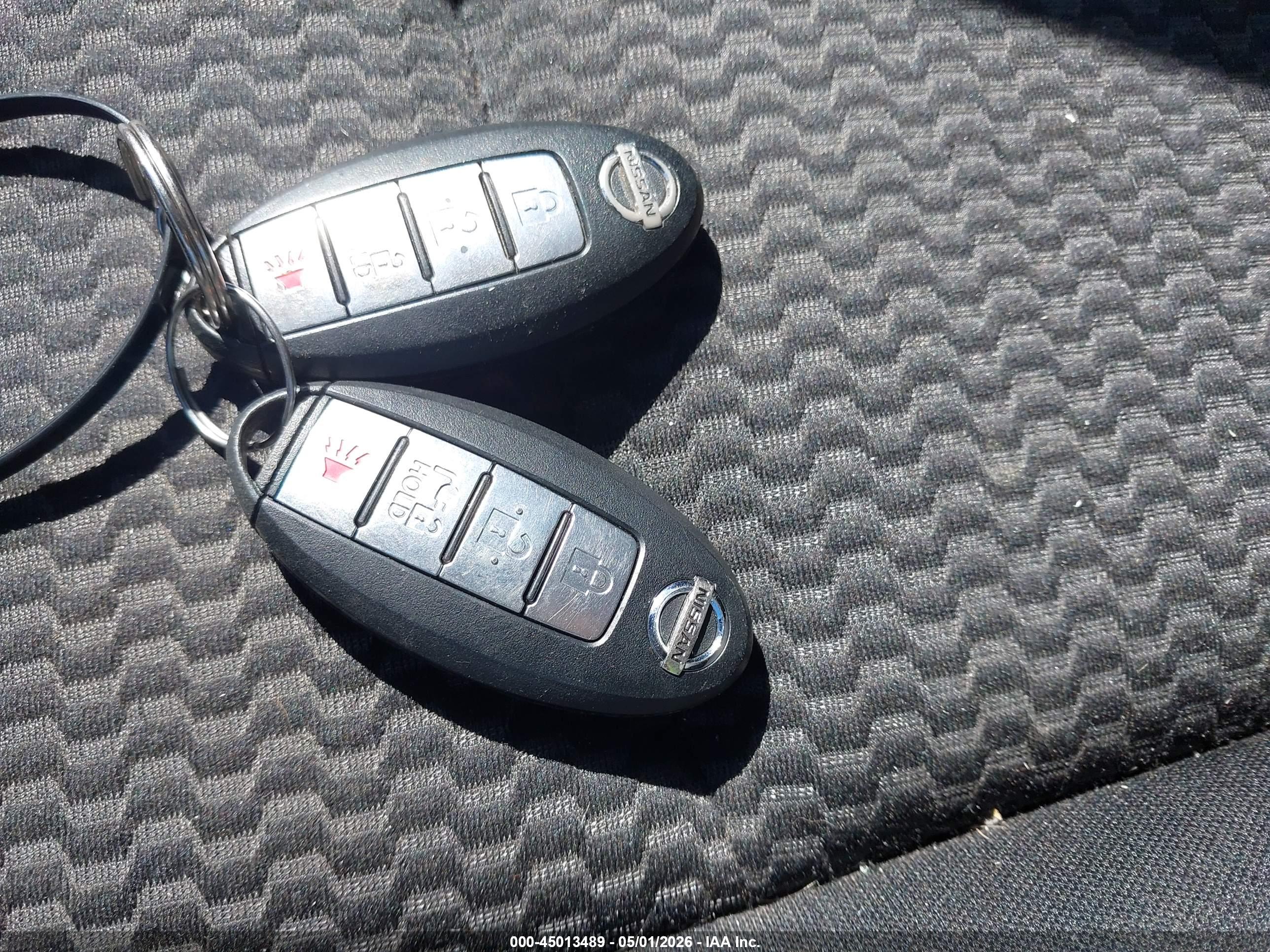 NISSAN LEAF image 11