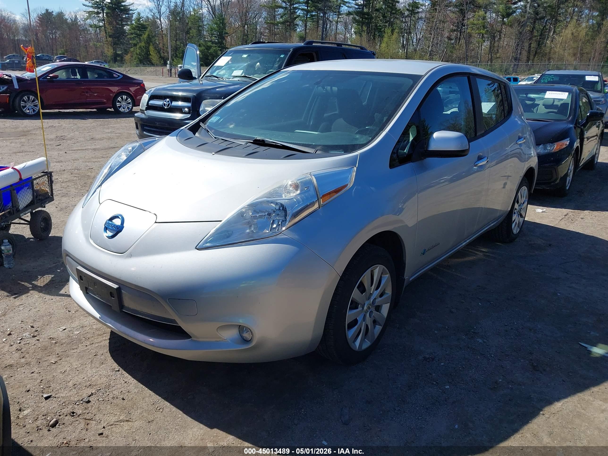 NISSAN LEAF image 2
