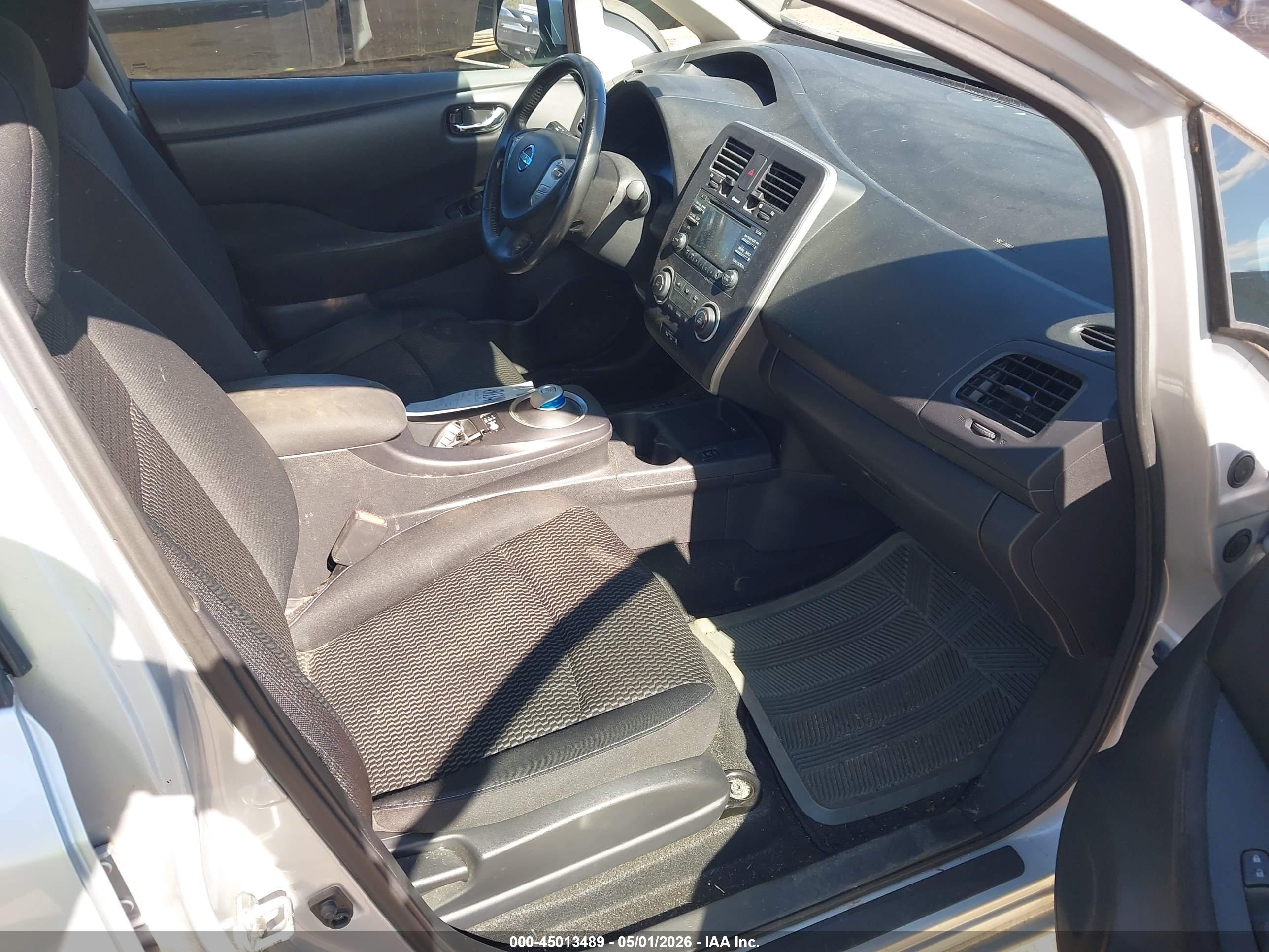 NISSAN LEAF image 5