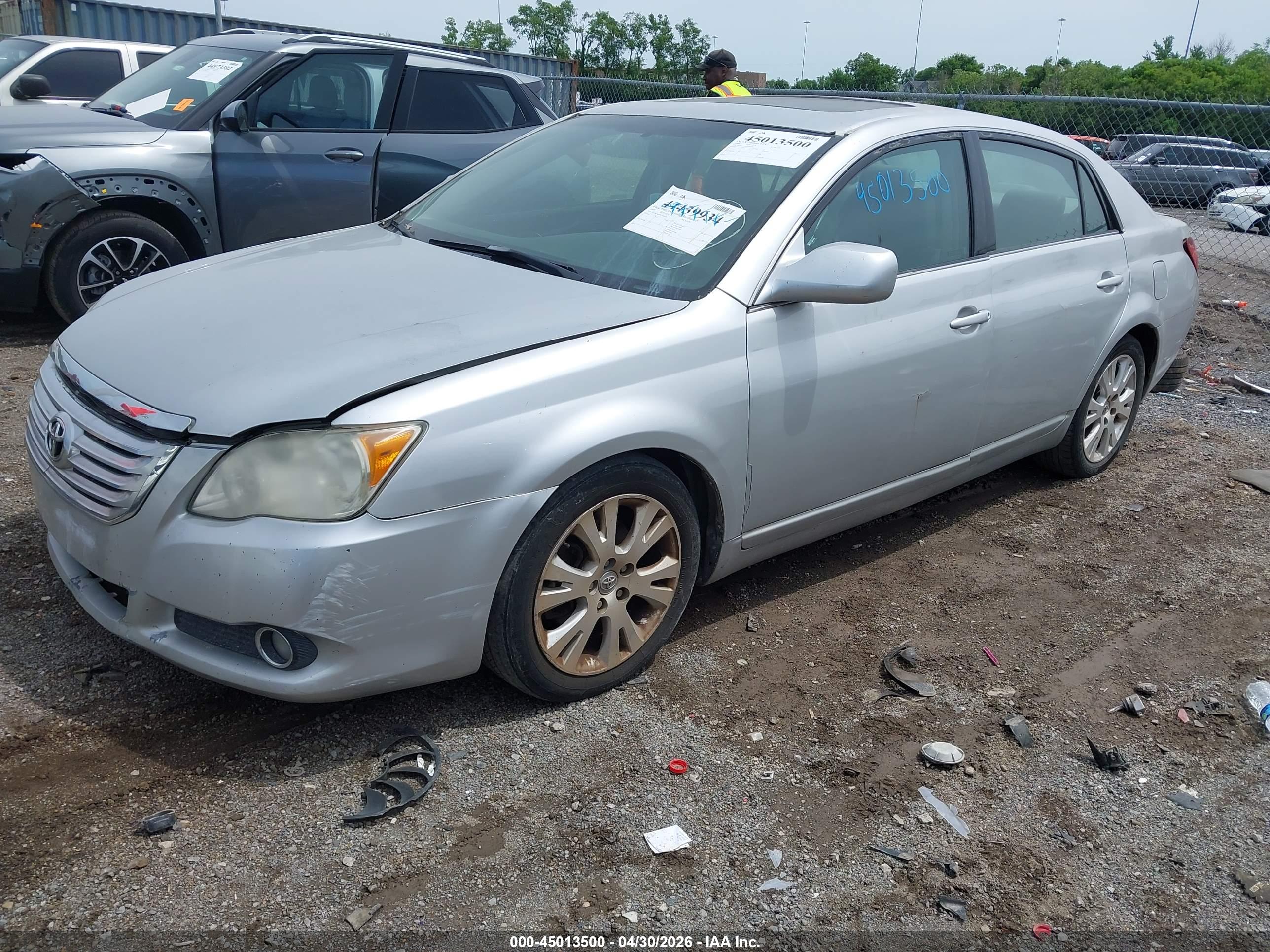 TOYOTA AVALON image 2