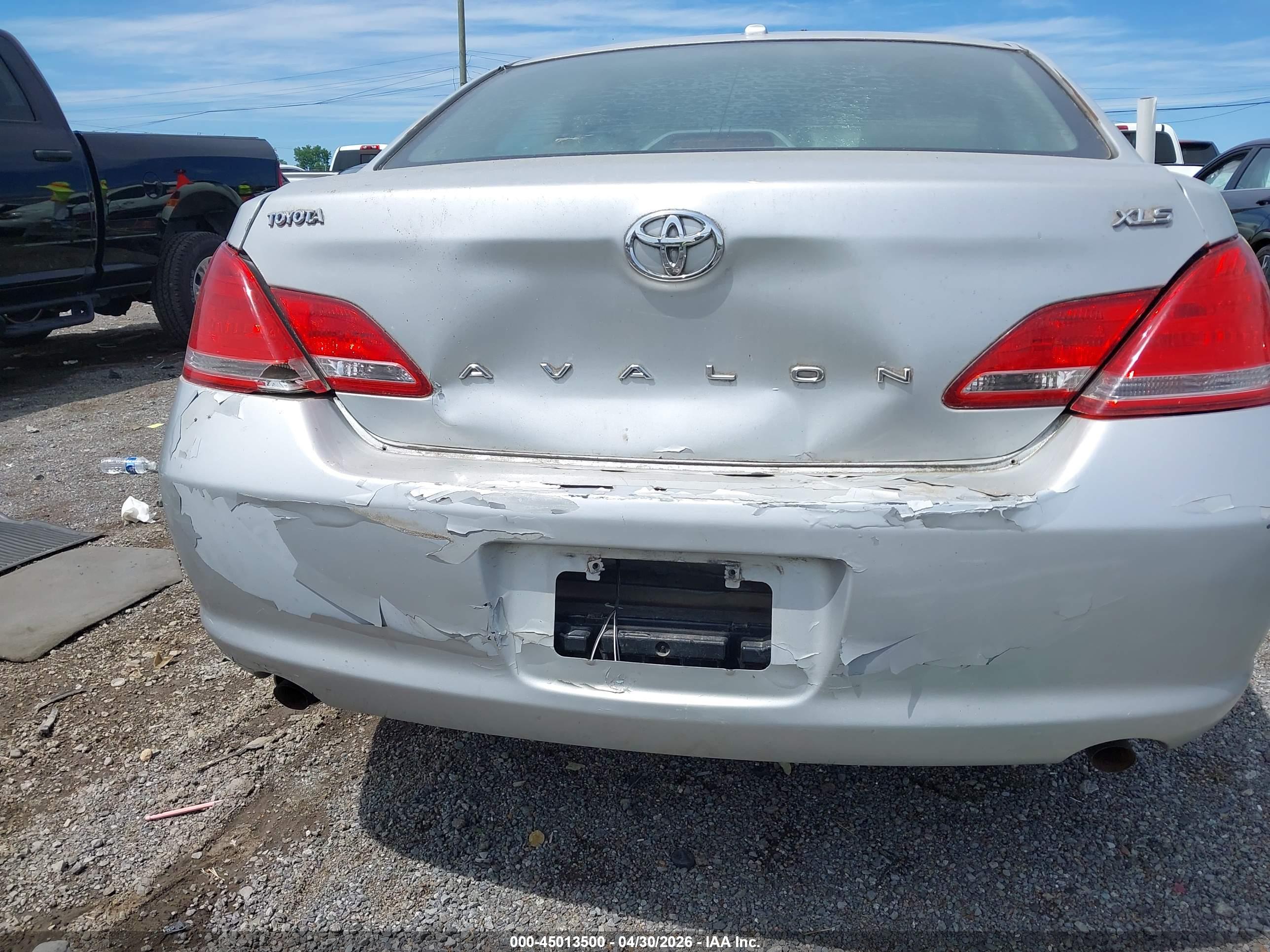 TOYOTA AVALON image 6