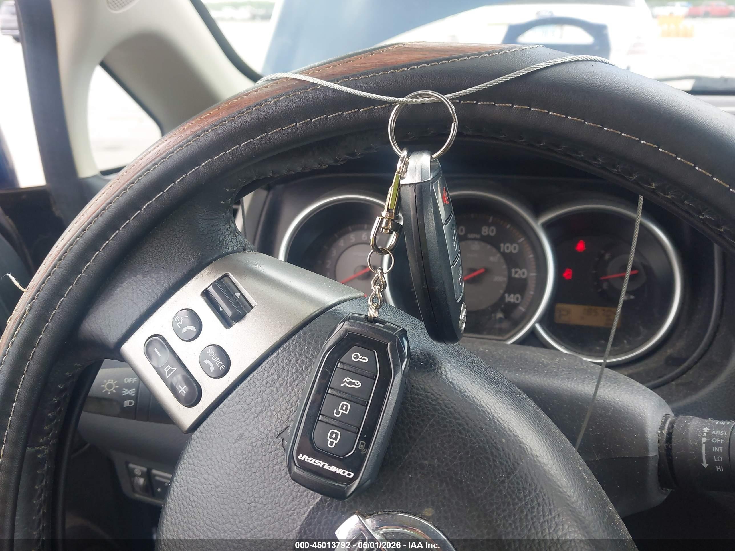 NISSAN VERSA image 11