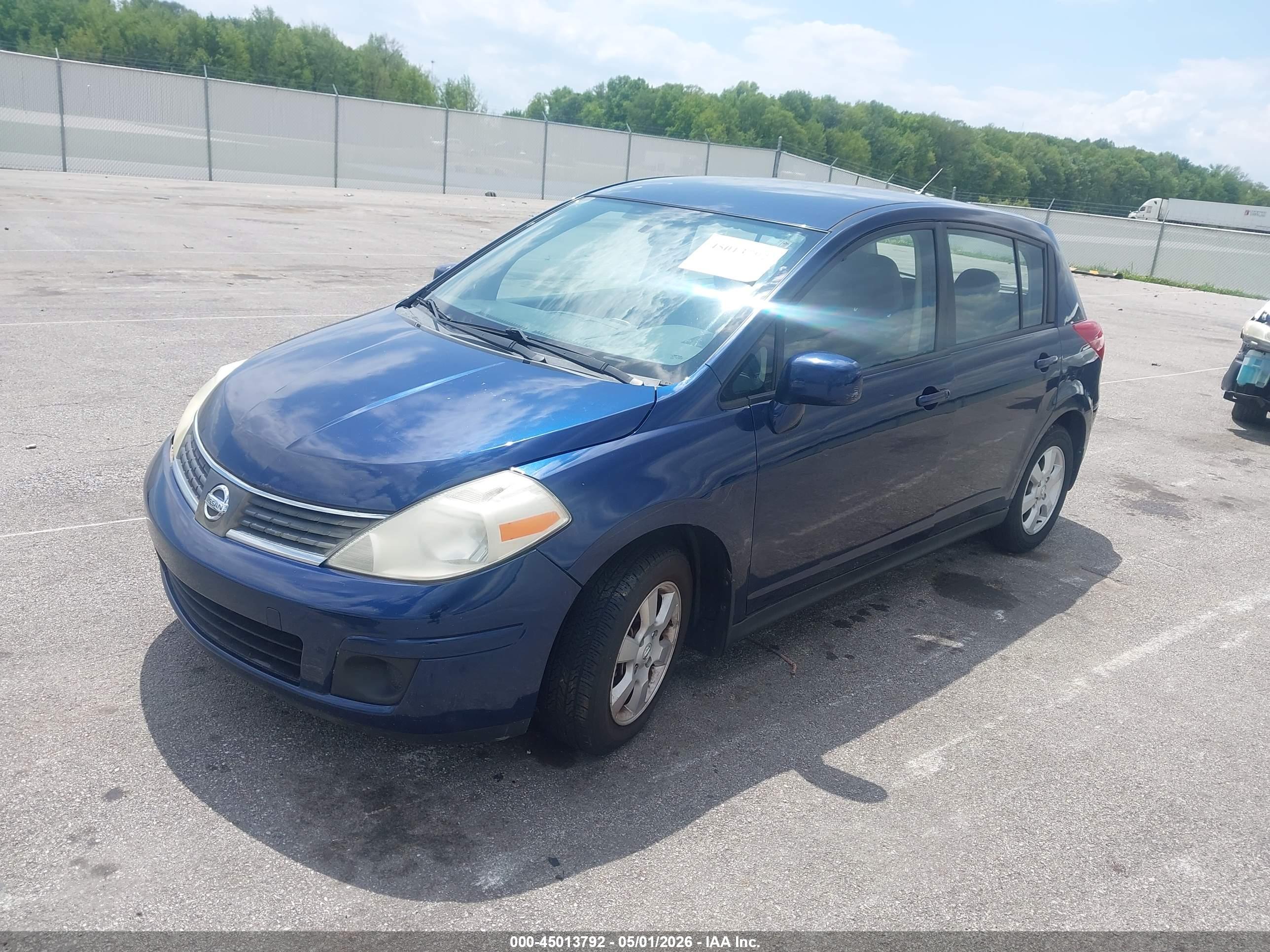 NISSAN VERSA image 2