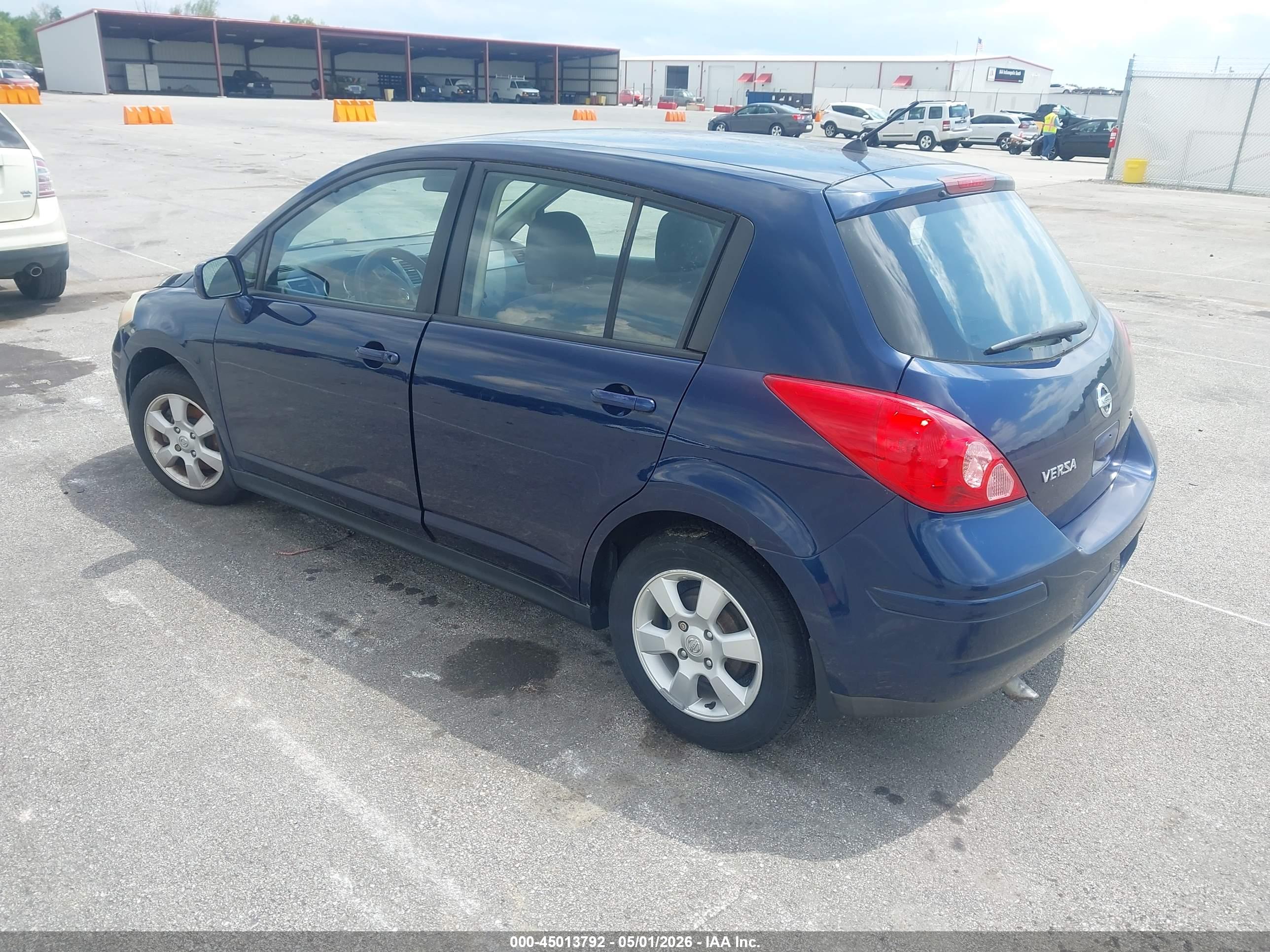 NISSAN VERSA image 3