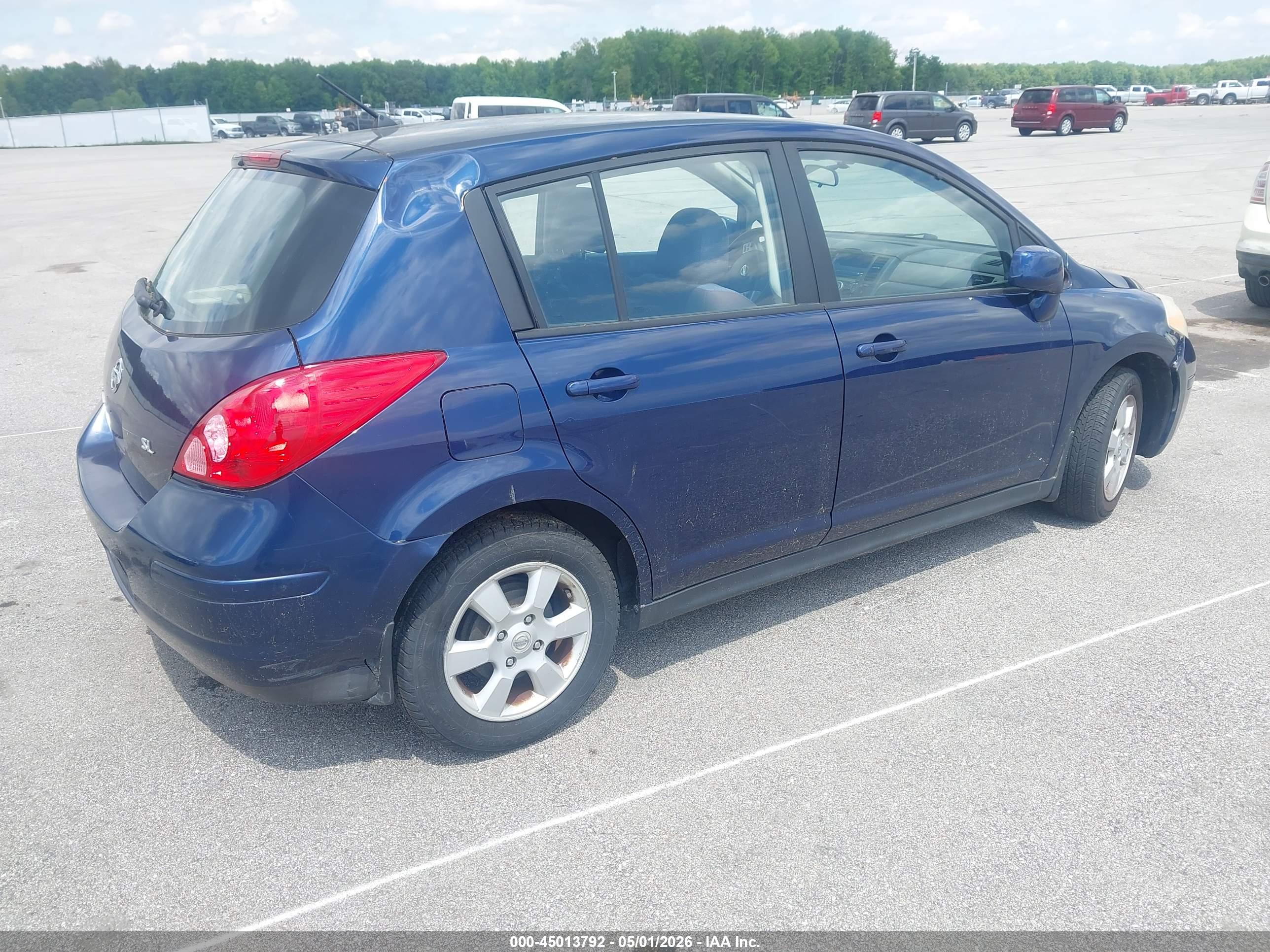 NISSAN VERSA image 4