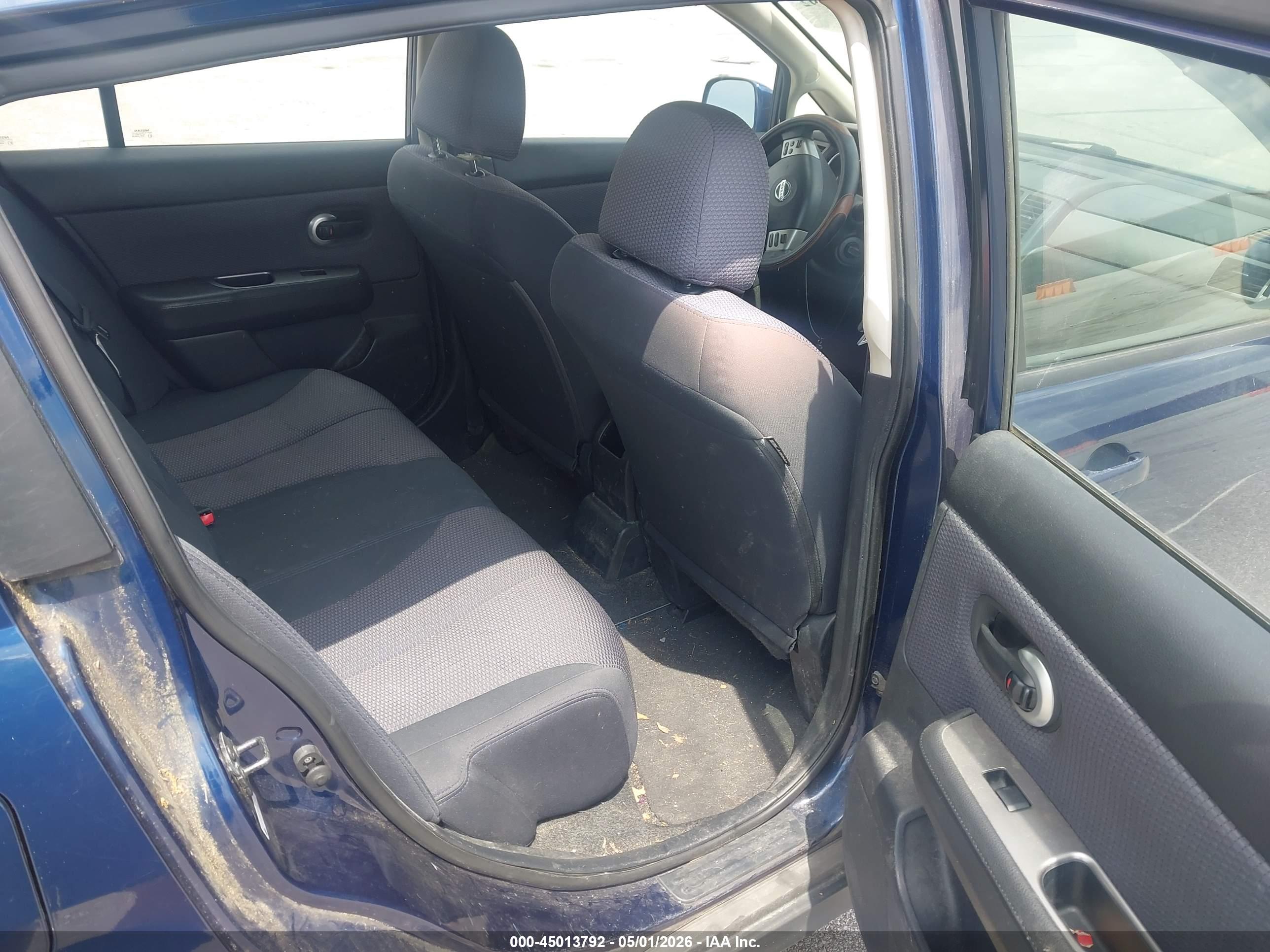 NISSAN VERSA image 8