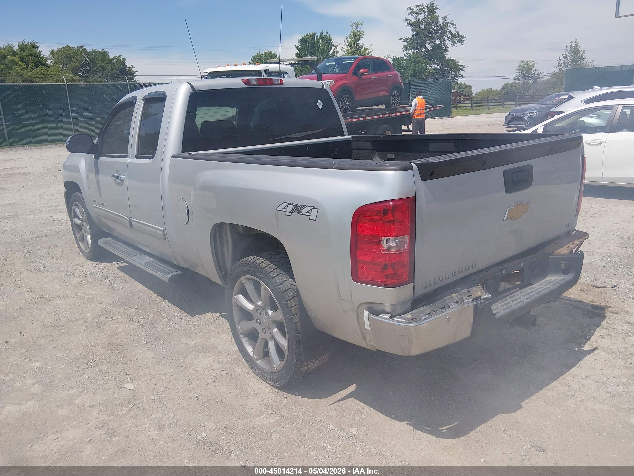 CHEVROLET SILVERADO image 3