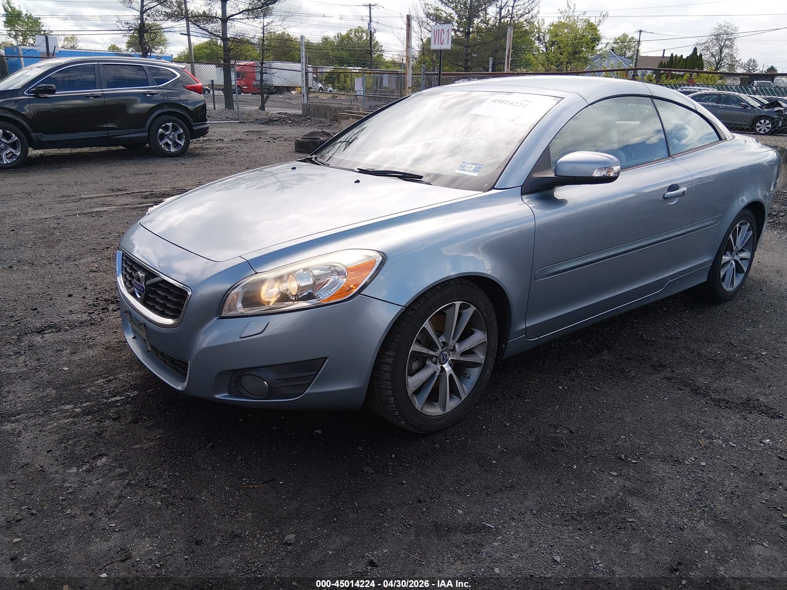 VOLVO C70 image 2