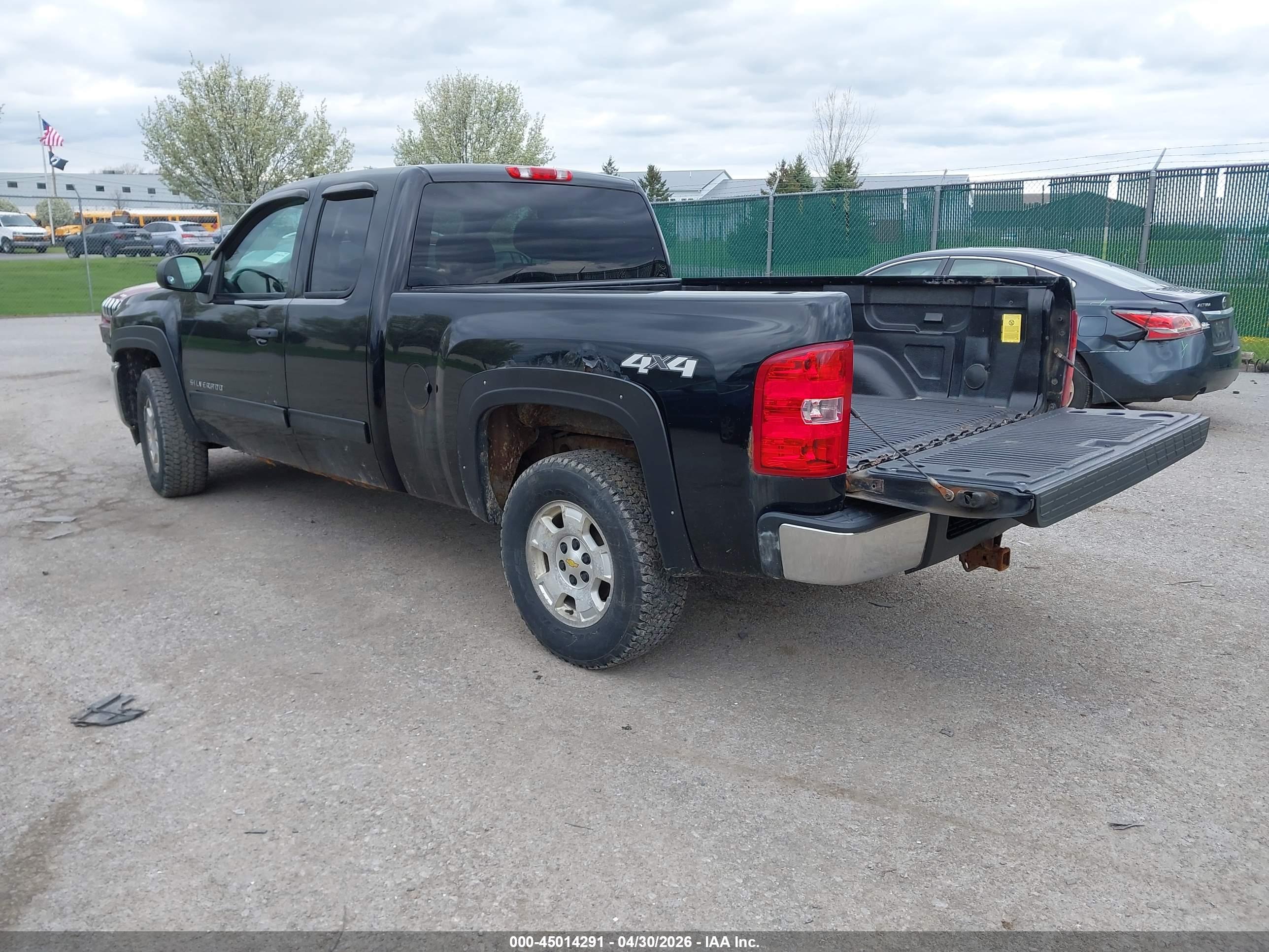 CHEVROLET SILVERADO image 3