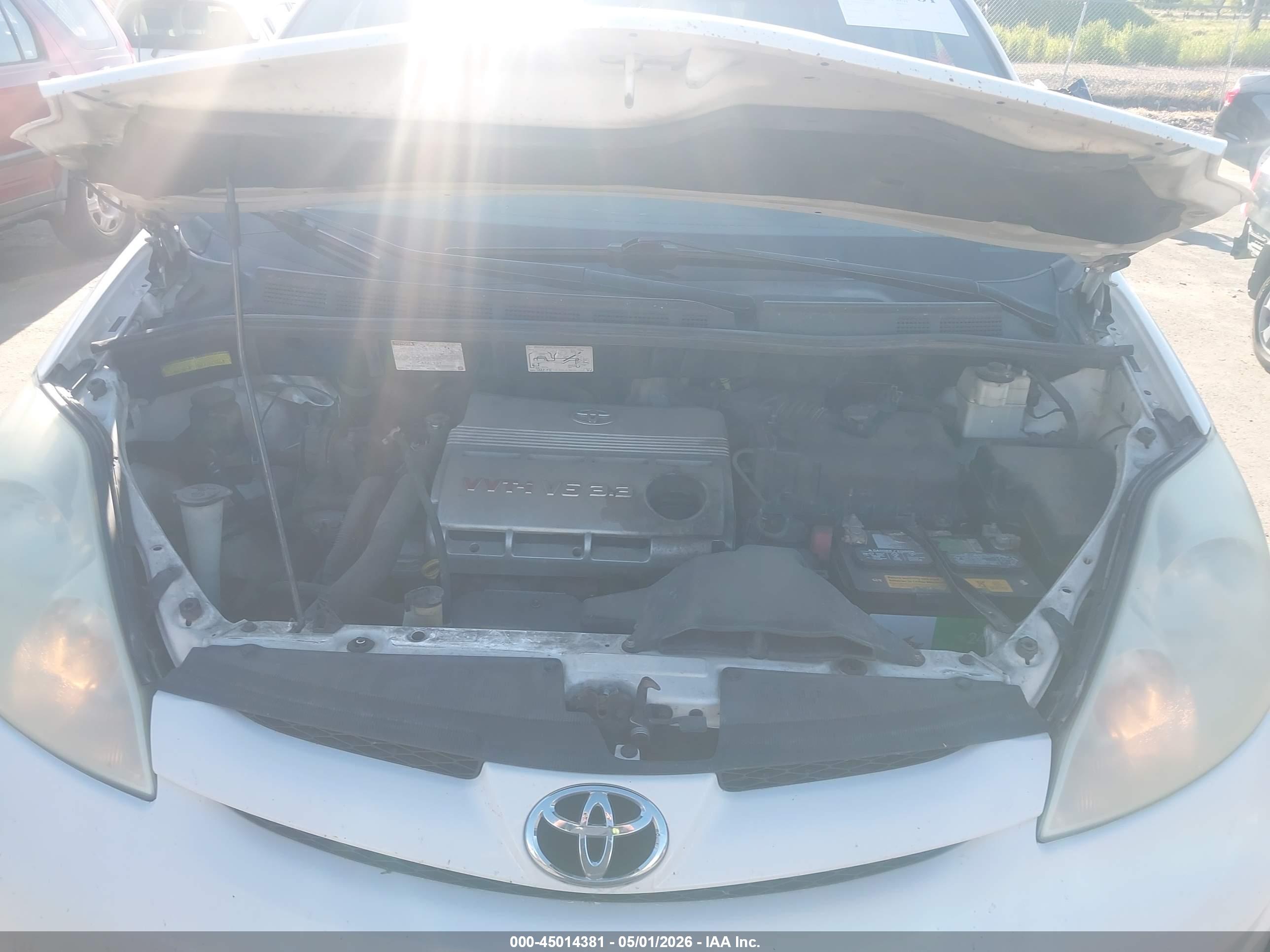 TOYOTA SIENNA image 10