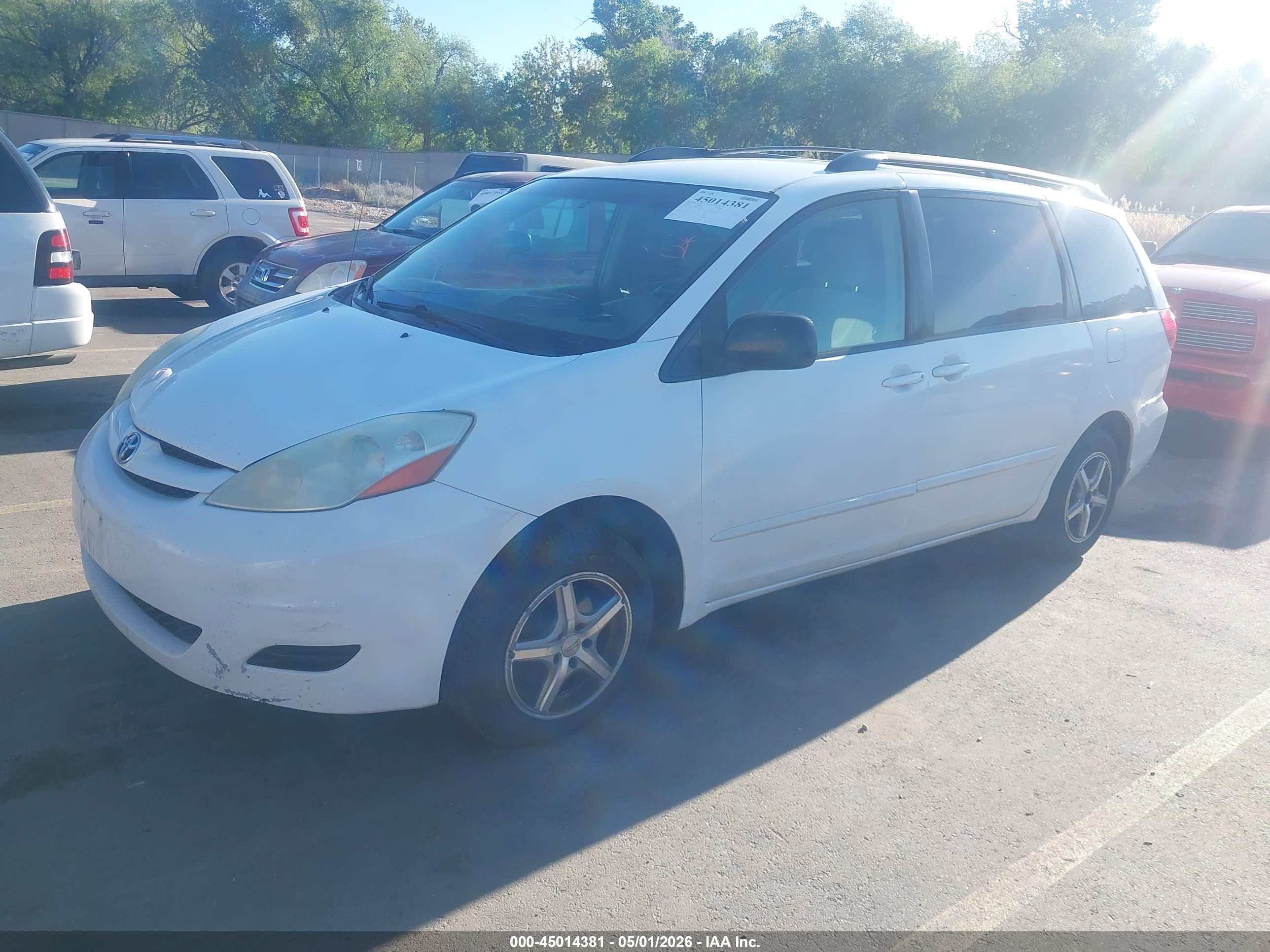 TOYOTA SIENNA image 2