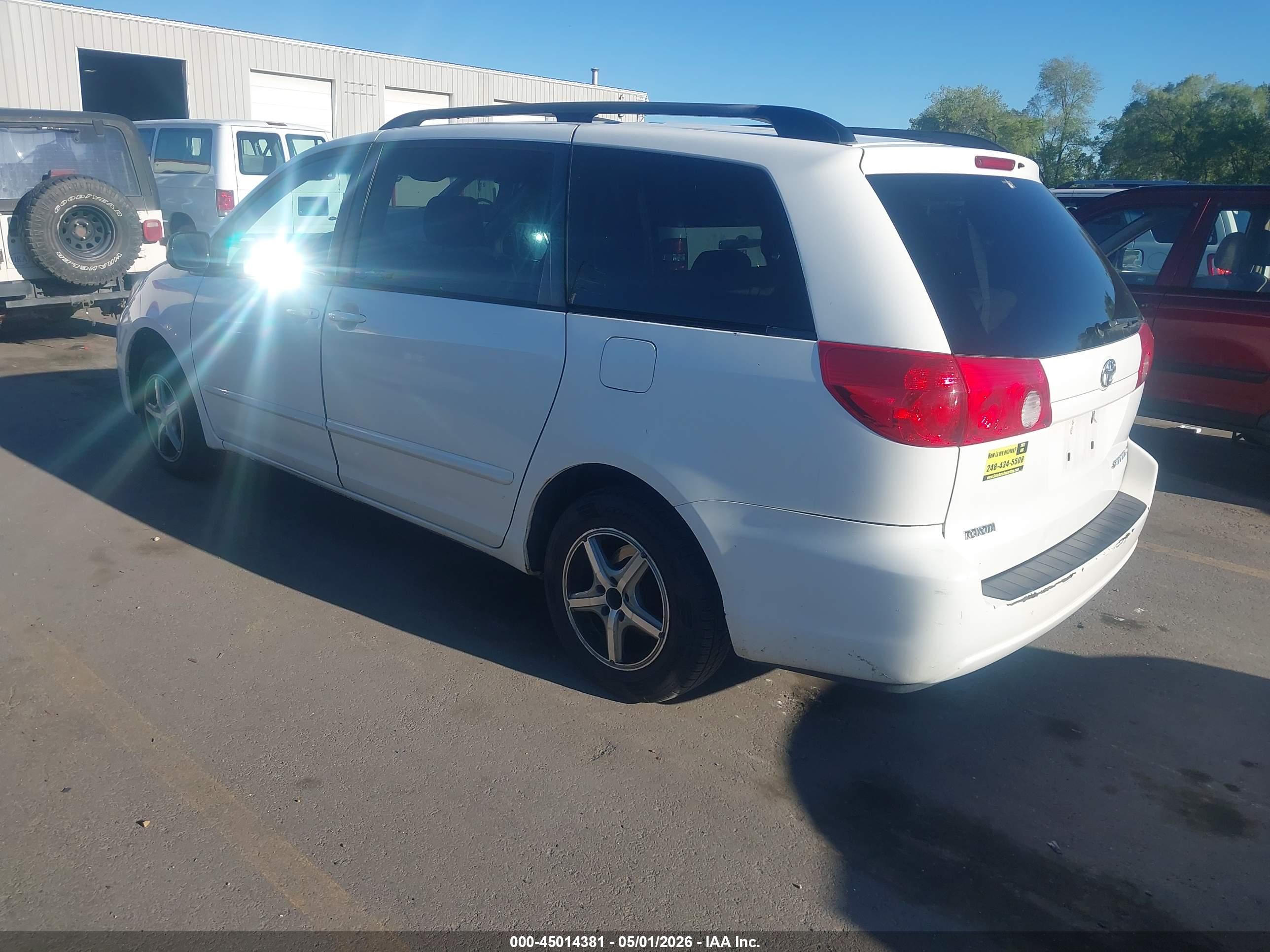 TOYOTA SIENNA image 3