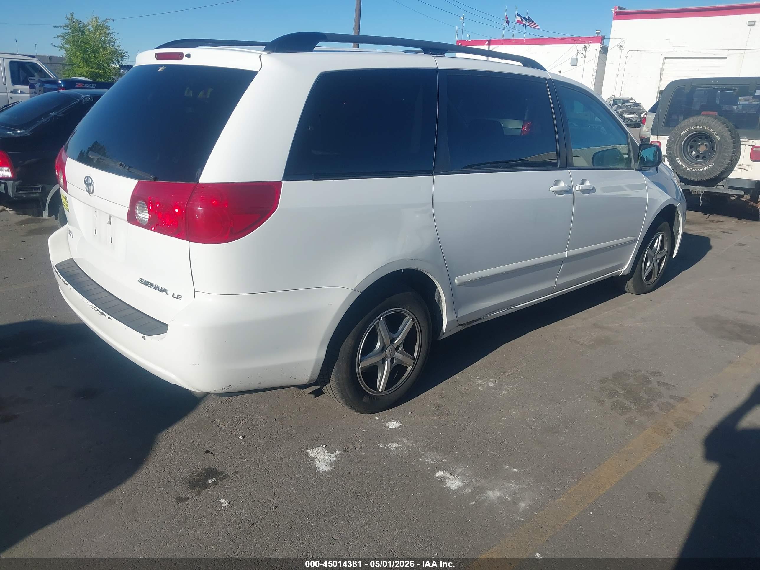 TOYOTA SIENNA image 4