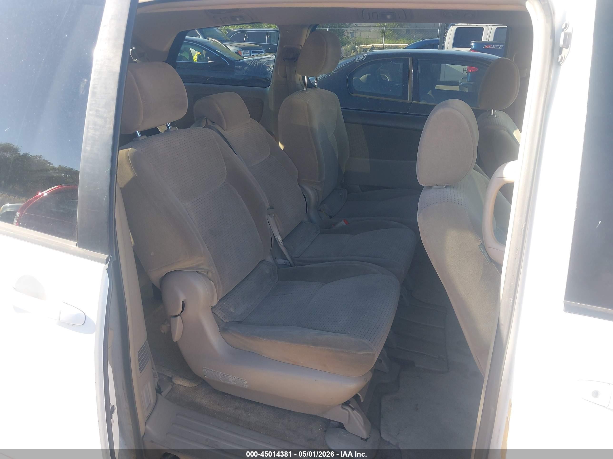 TOYOTA SIENNA image 8