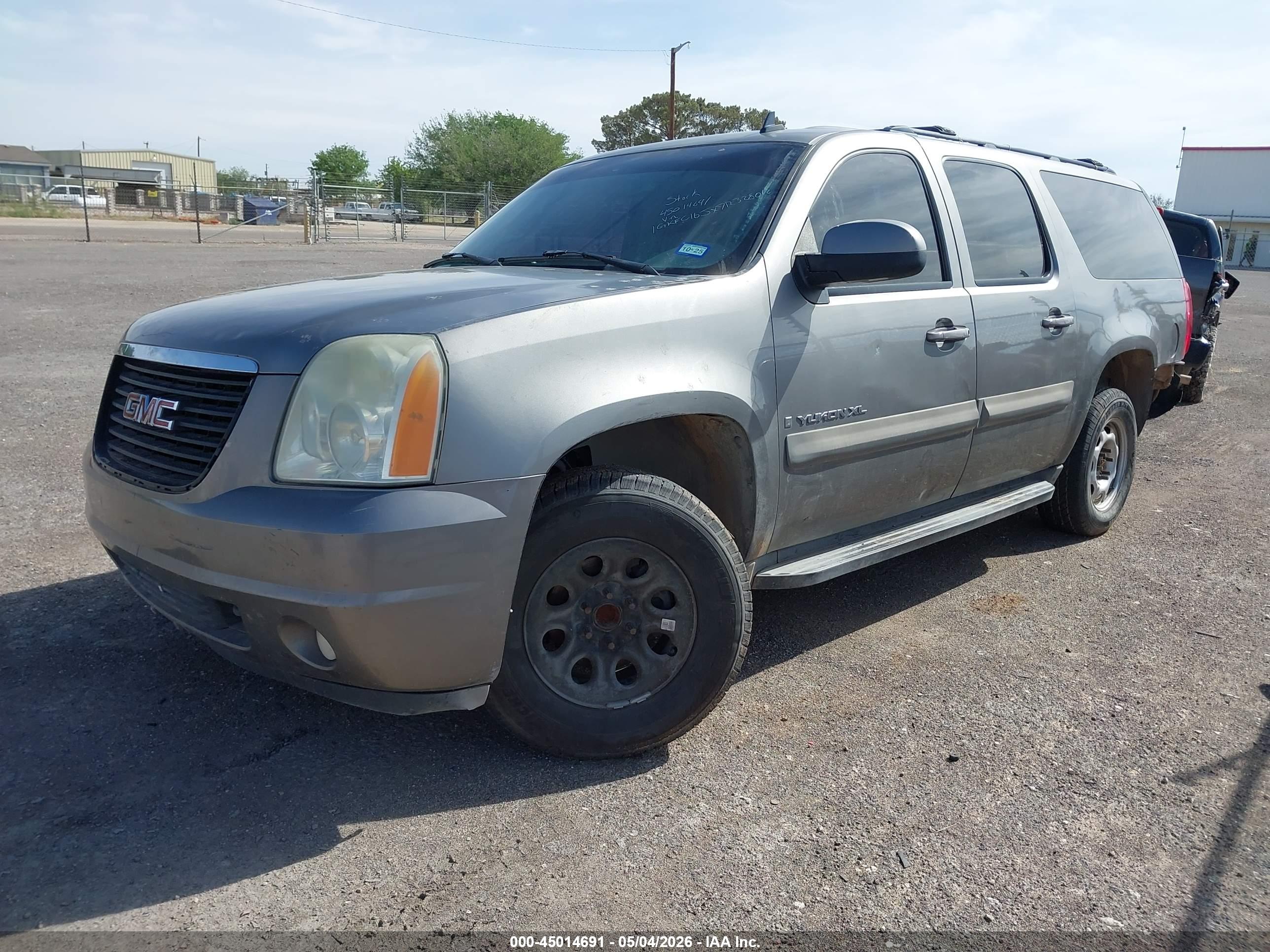 GMC YUKON image 2