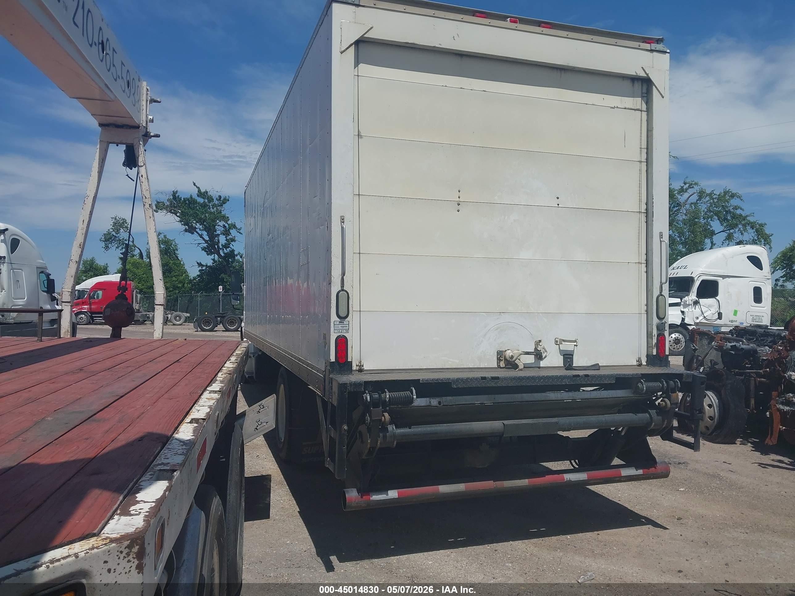 FREIGHTLINER M2 image 3
