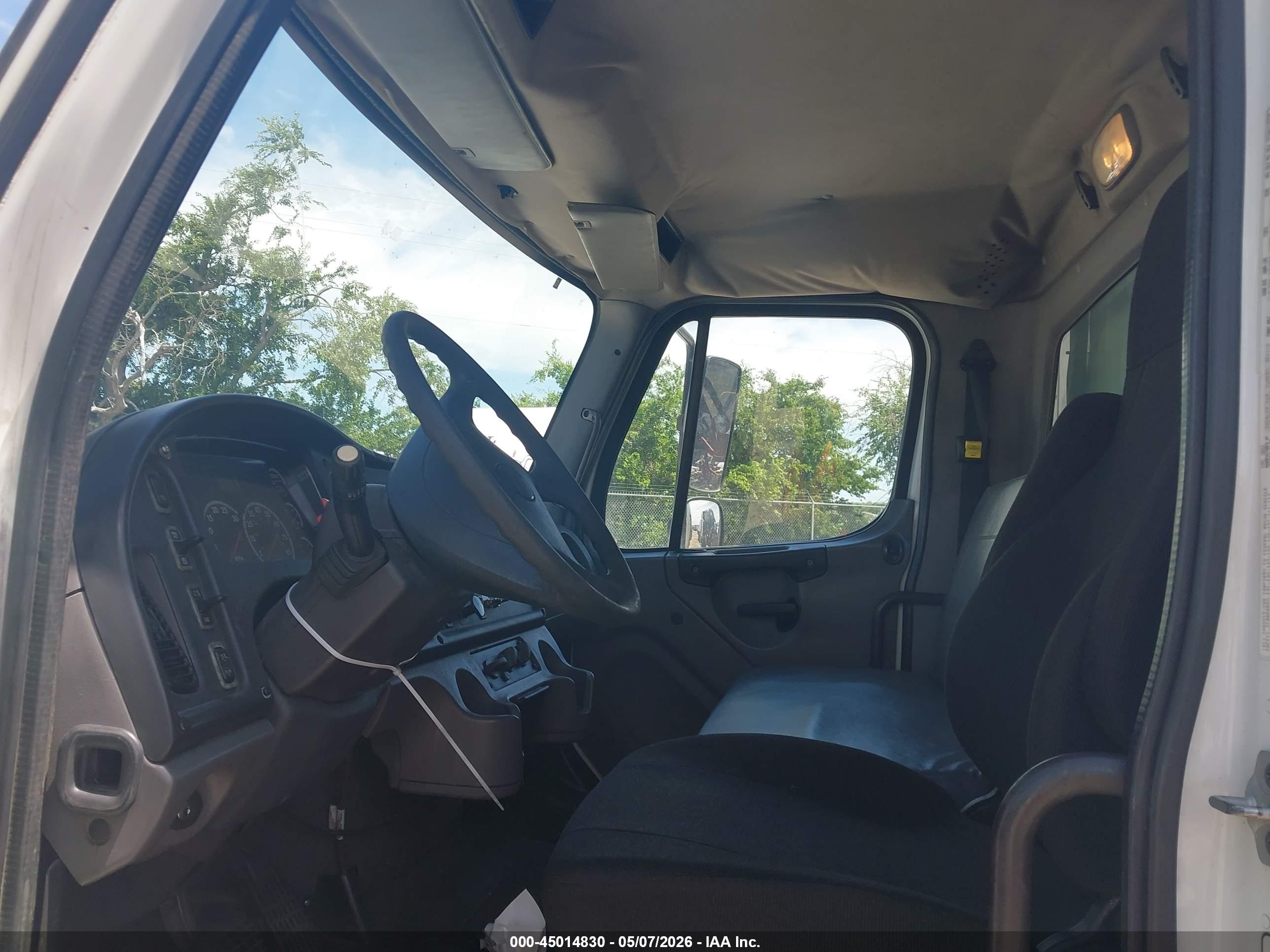 FREIGHTLINER M2 image 7