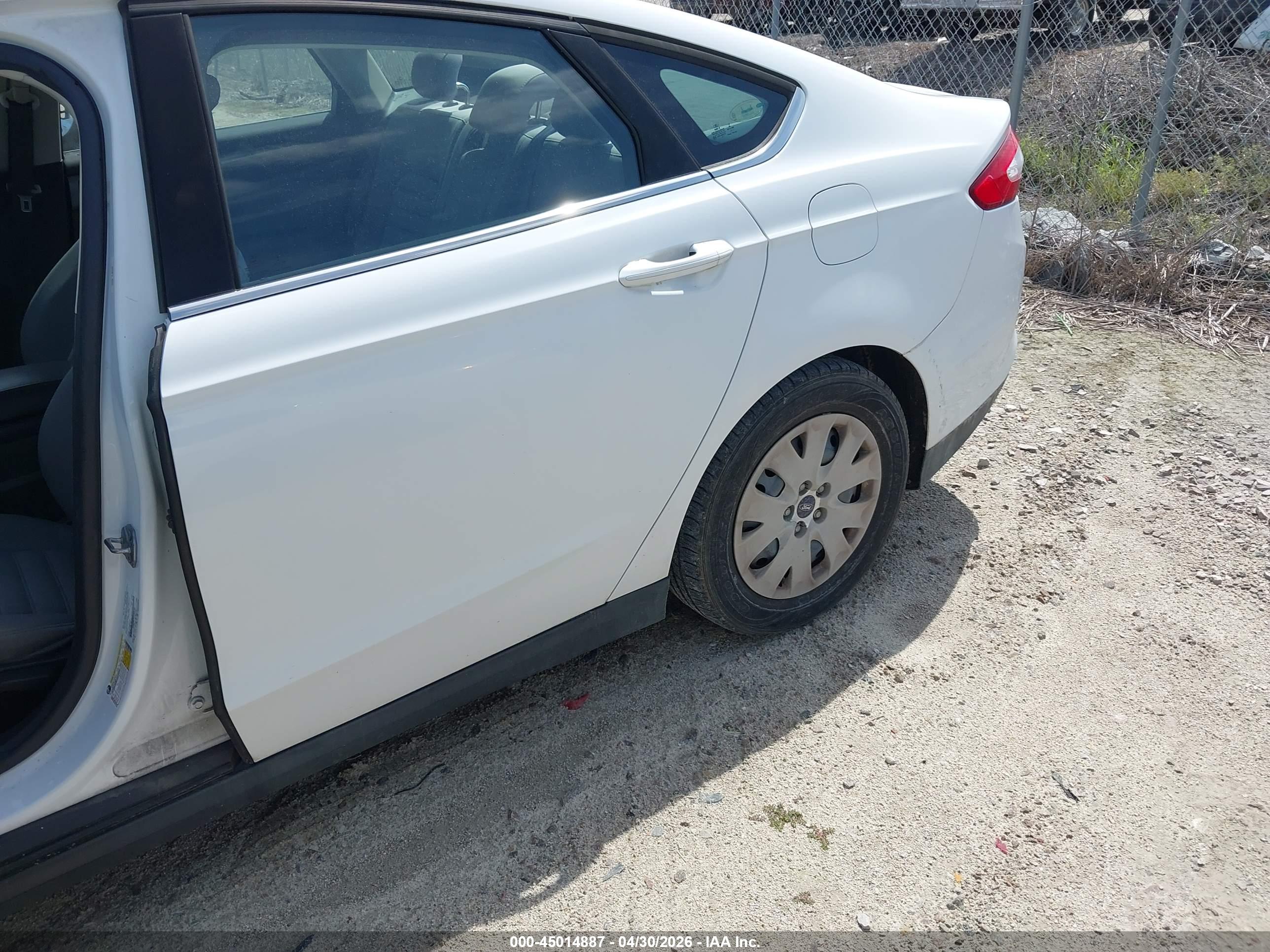 FORD FUSION image 6
